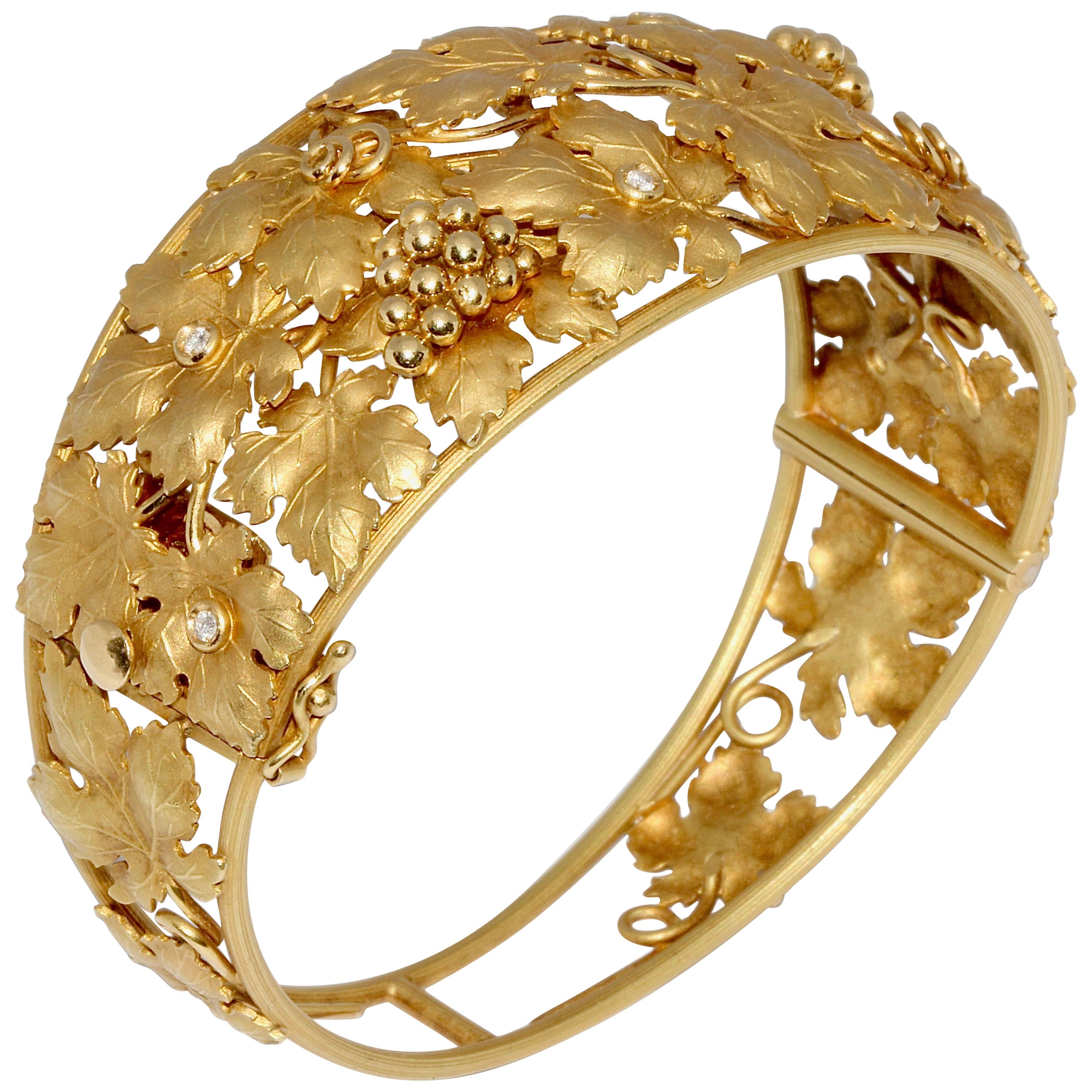 Armreif aus massivem 18-karätigem Gold mit Diamanten, Trauben und Weinblättern, Obst