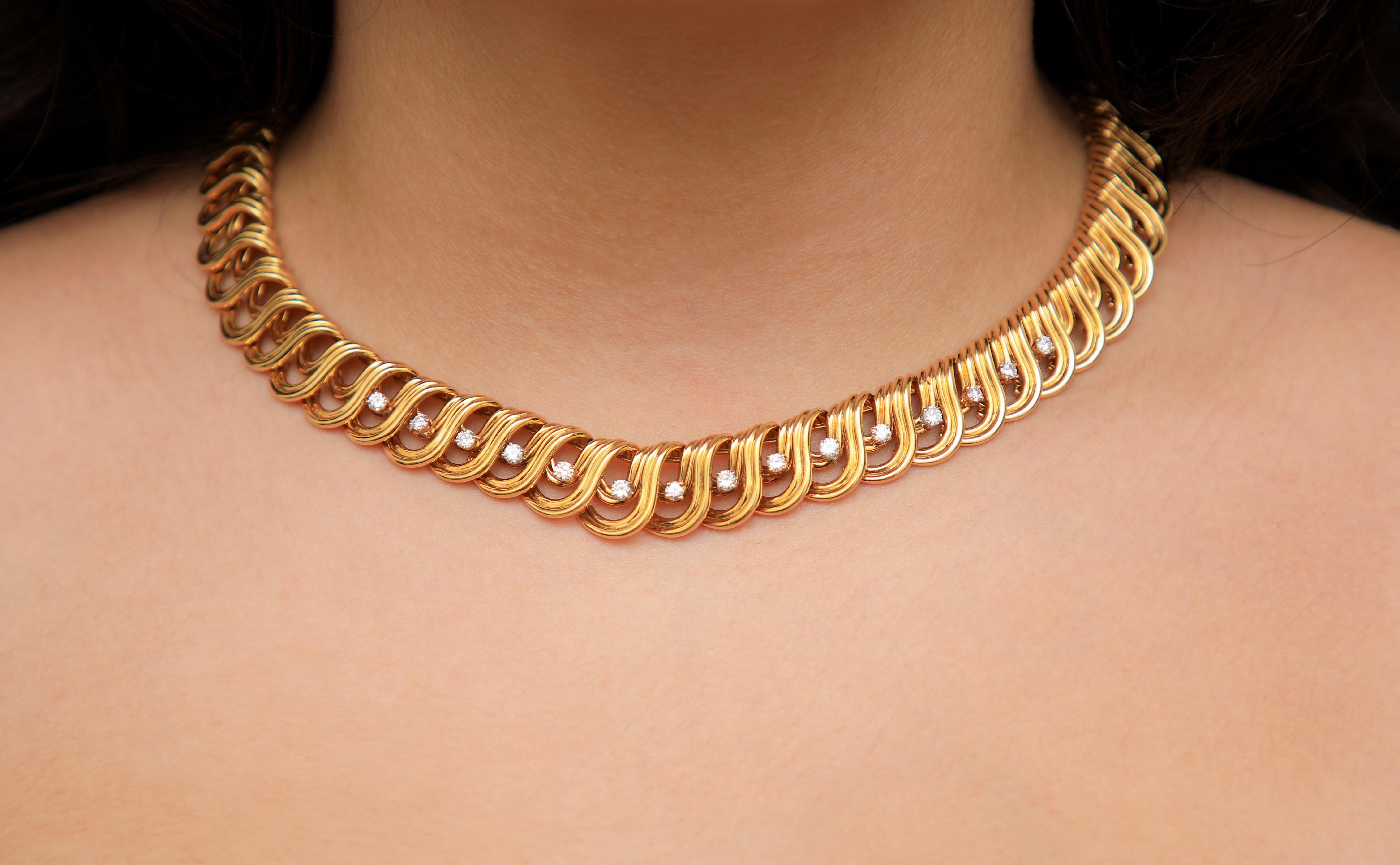 Solid 18 Karat Gold Link and 1.50 Carat Diamond Collar Necklace
Vintage Mid-Century solid 18k yellow gold link collar necklace. This flattering piece portrays a wave pattern. The gorgeous piece is made in the 1960's and covers the era's bold look.