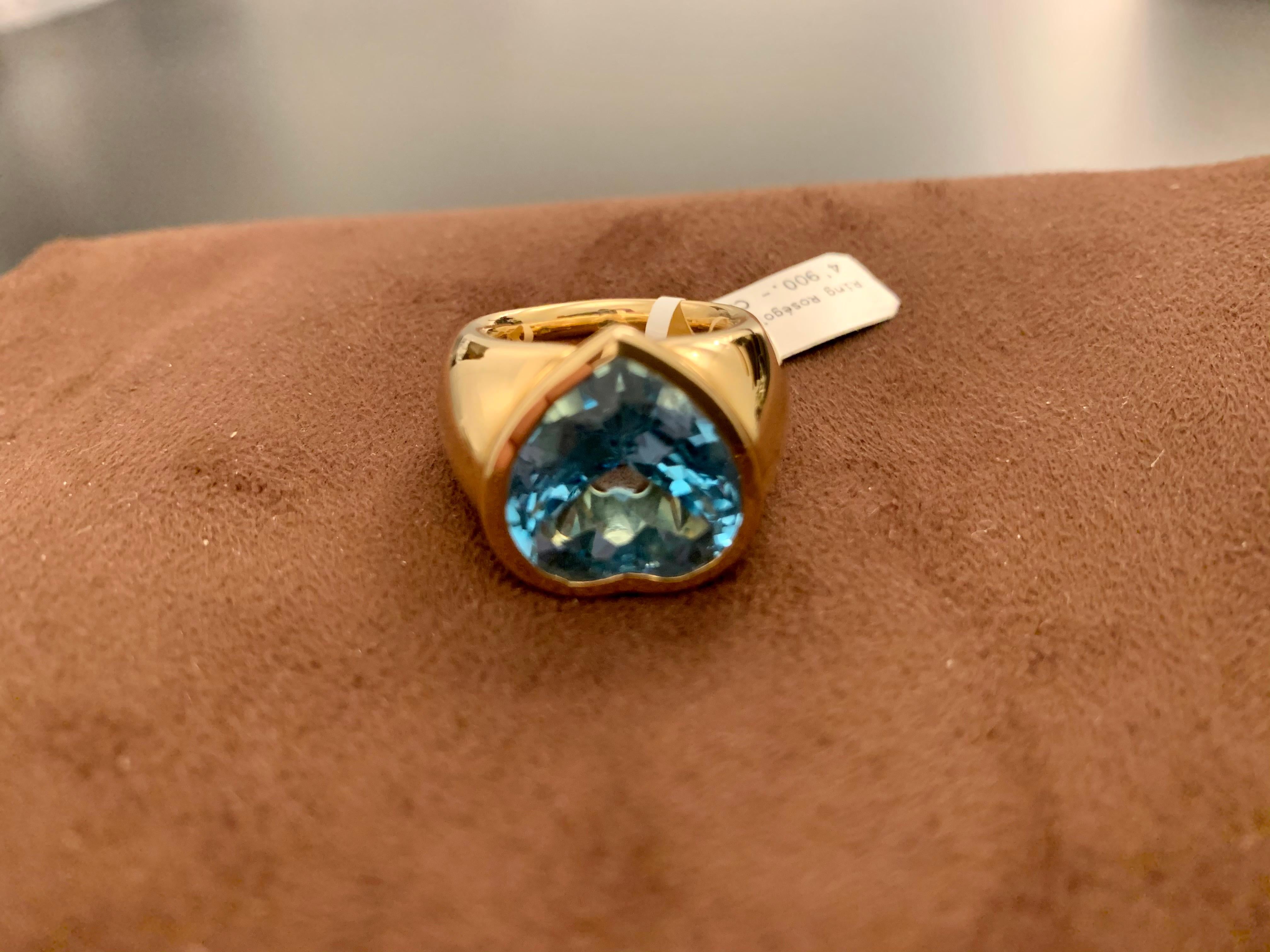 Contemporary Solid 18 Karat Rose Gold Ring with Heart Shaped Blue Topaz For Sale
