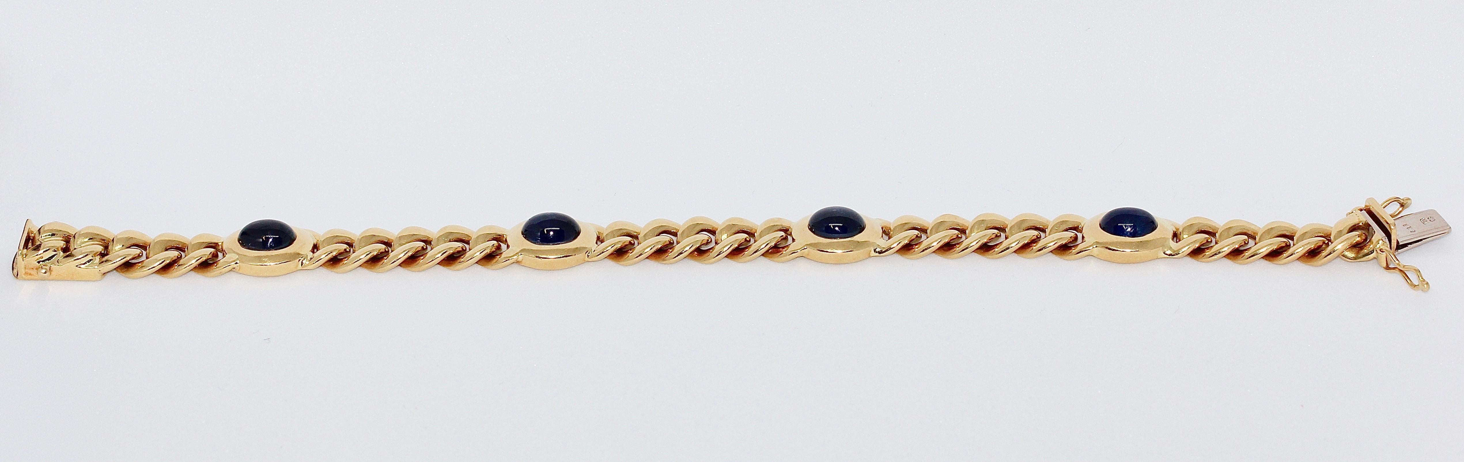 Solid 18 Karat Yellow Gold Bracelet with Four Sapphire Cabochons In Excellent Condition In Berlin, DE