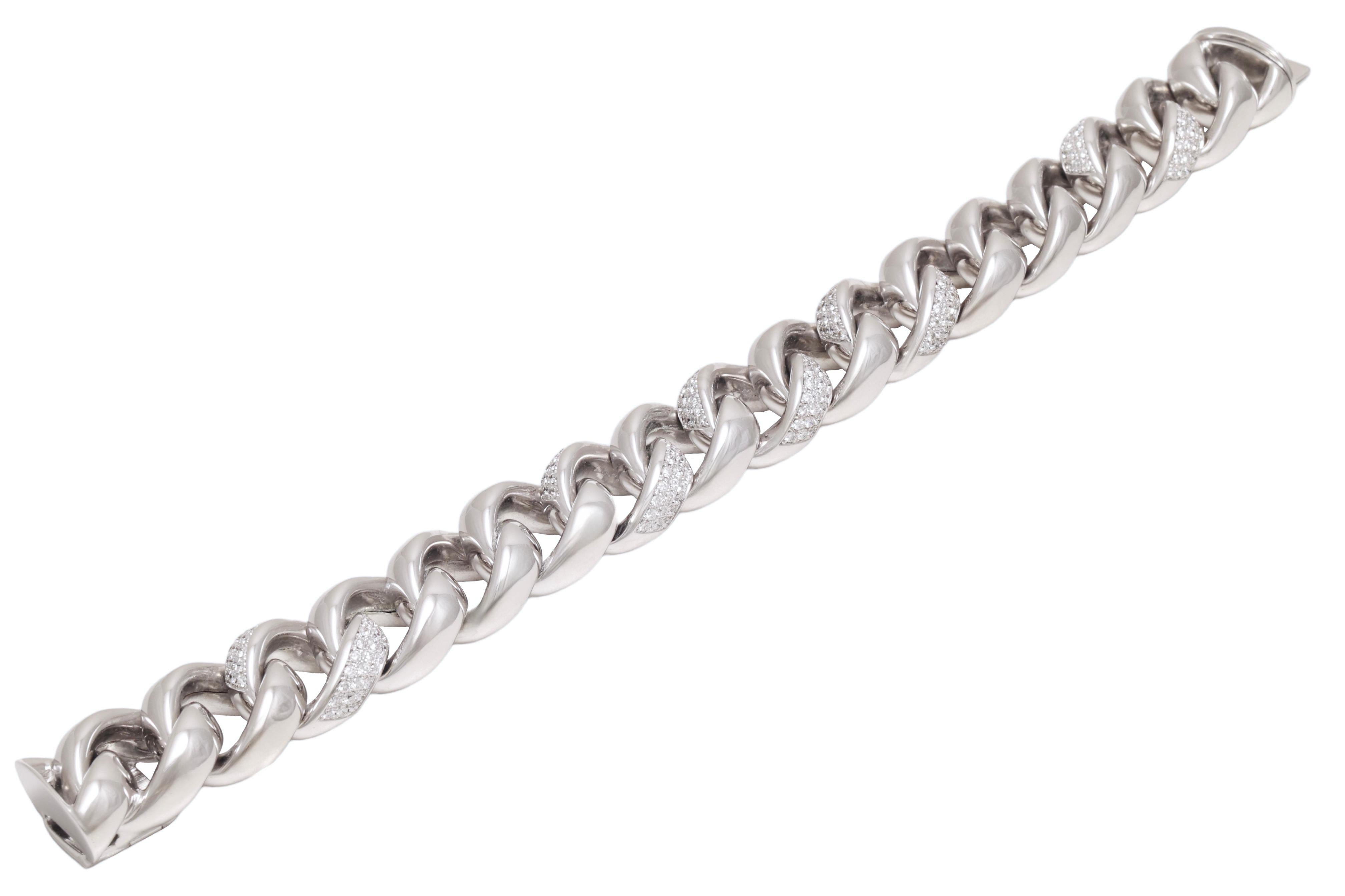 Macizo 18 Kt. Pulsera de oro blanco con pavé de diamantes

Diamantes : Pavé engastado 240 Diamantes talla brillante de primera calidad total 6.01 Ct 

Longitud 19,5 CM

Peso total : 94,3 gramos / 60,6 TPM
