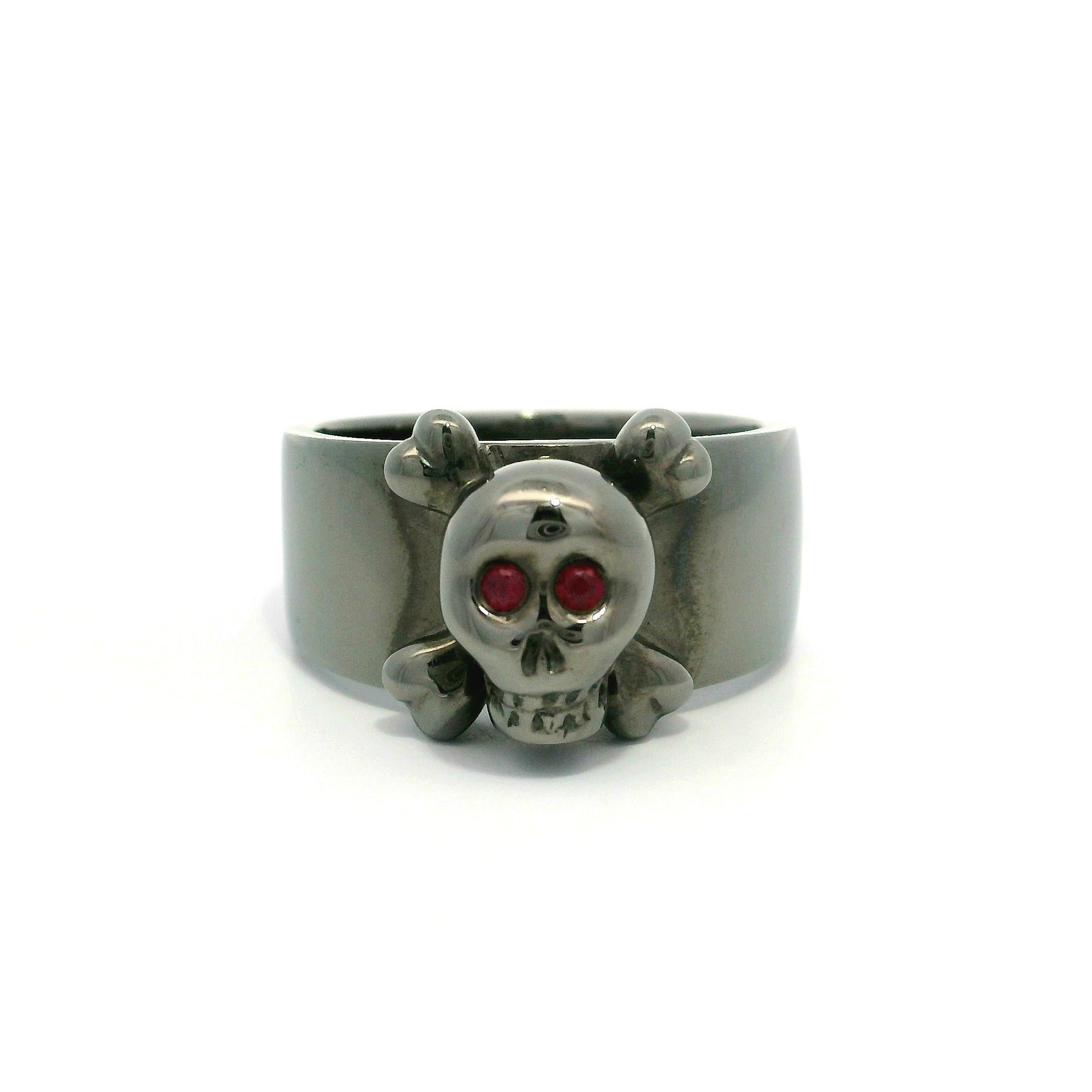 Anello a fascia larga in oro massiccio 18k annerito con testa di teschio e occhi di rubino e ossa in vendita 1