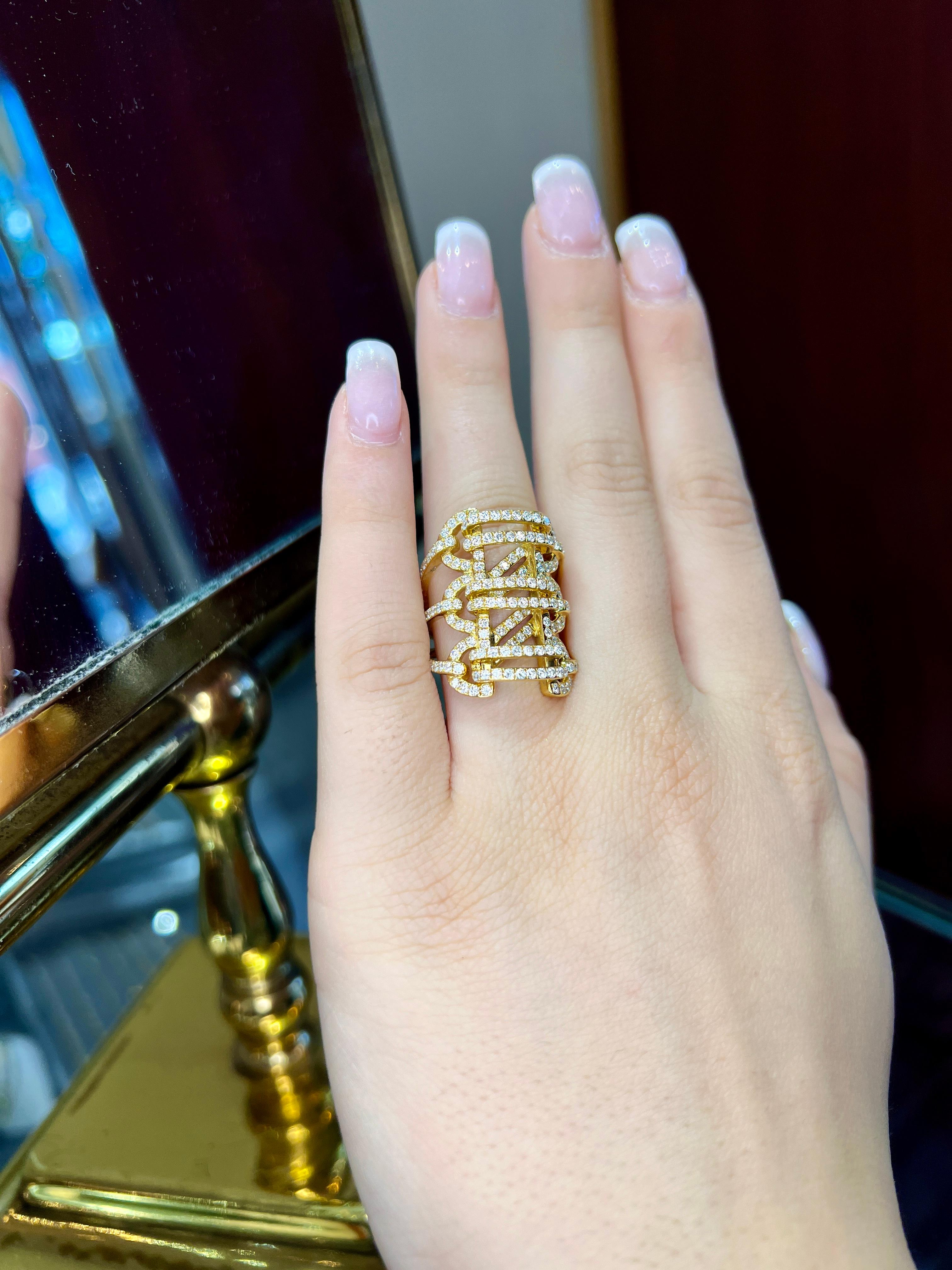 Un favoloso e solido anello progettato in stile corsetto. Un'opera d'arte! Questo bellissimo anello è realizzato in oro giallo massiccio 18K 750 con marchio di garanzia. La qualità e l'artigianato sono stati messi alla prova assemblando e