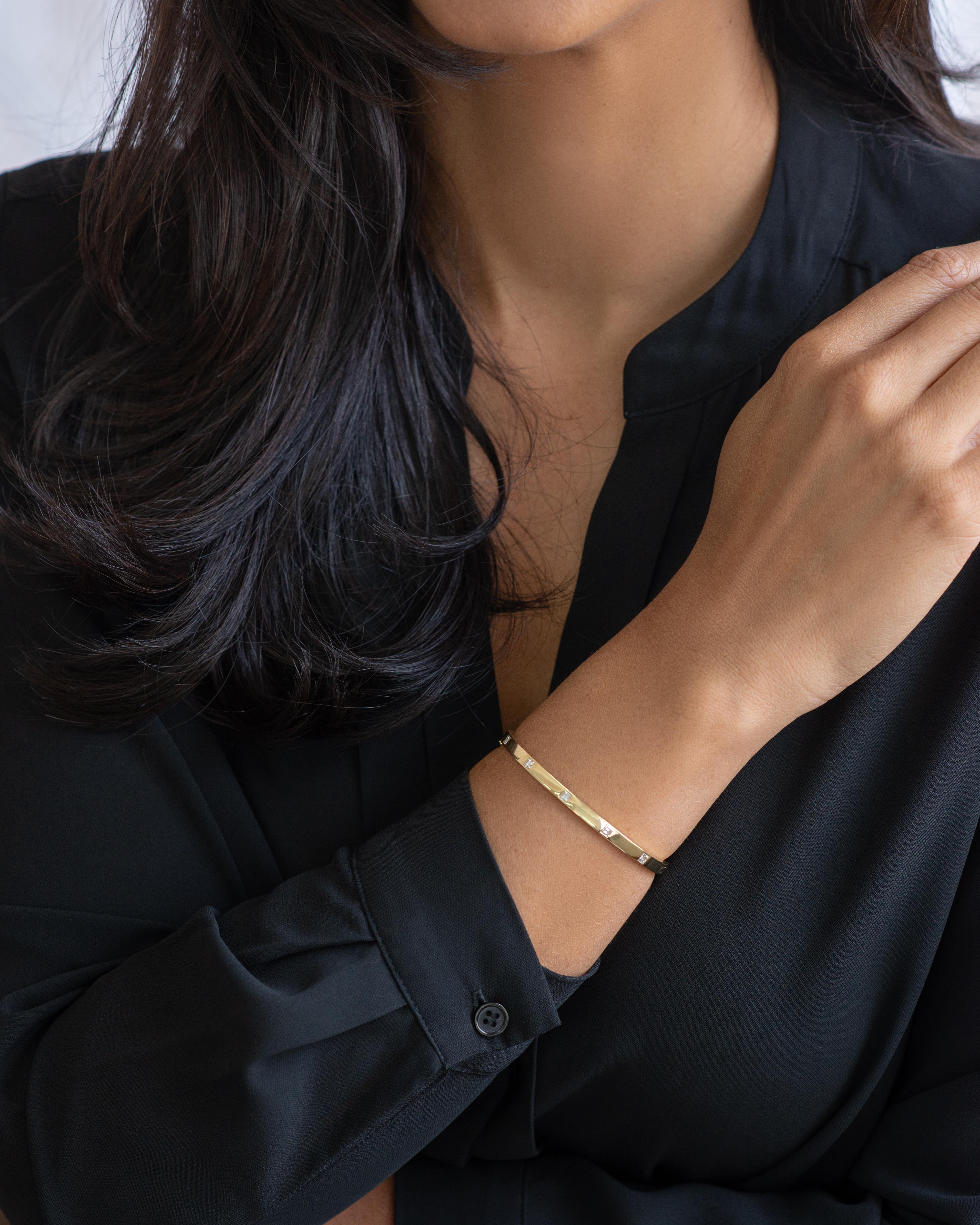 Moderne Bracelet jonc en or massif 18 carats avec diamants carrés éparpillés en vente