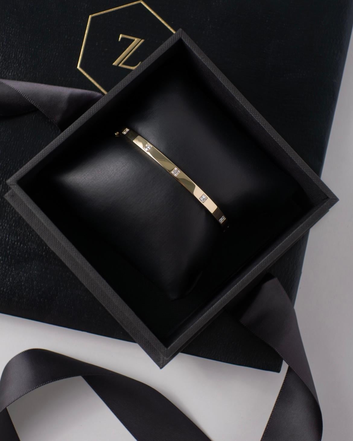Taille carrée Bracelet jonc en or massif 18 carats avec diamants carrés éparpillés en vente
