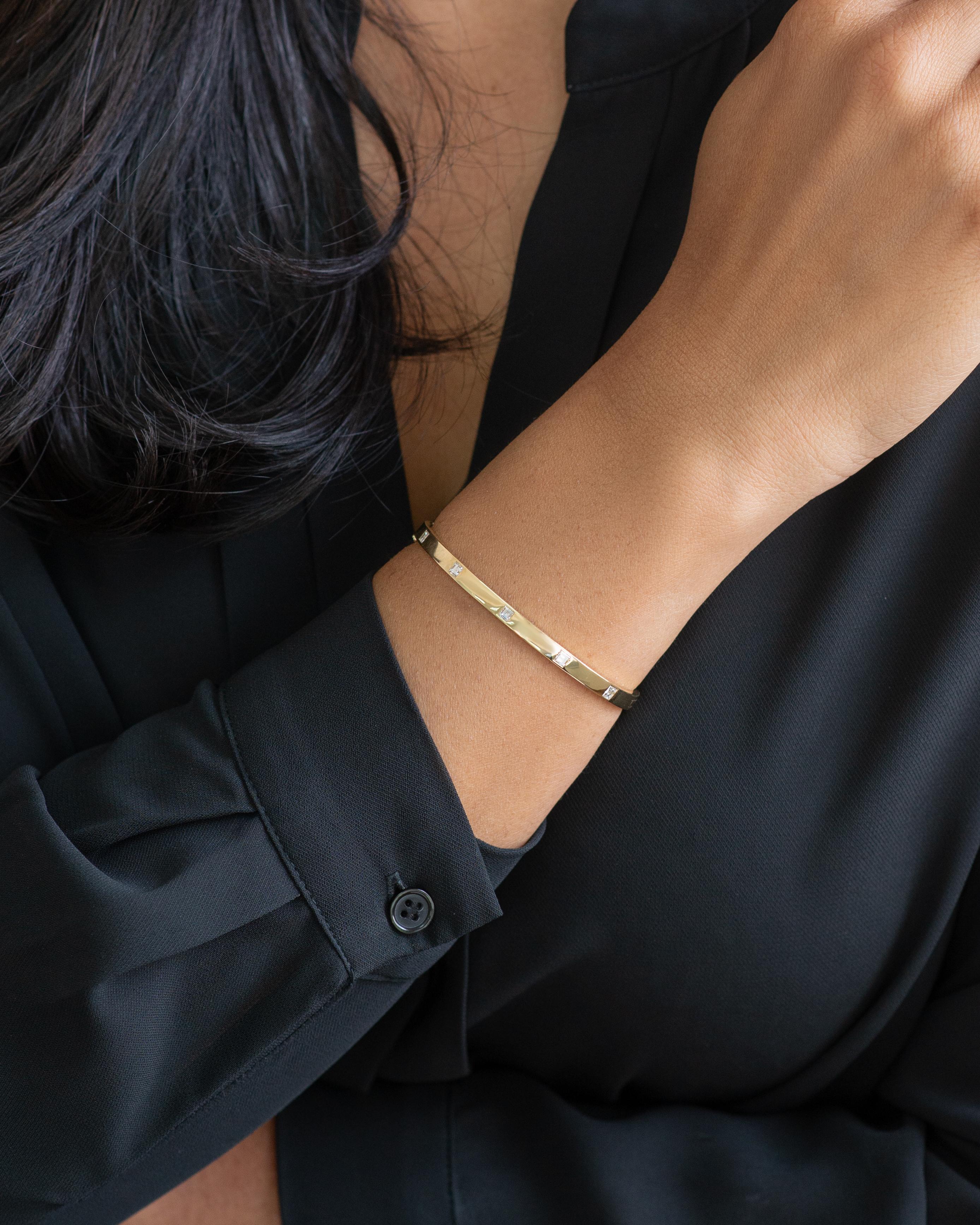 Bracelet jonc en or massif 18 carats avec diamants carrés éparpillés Neuf - En vente à Bangkok, TH