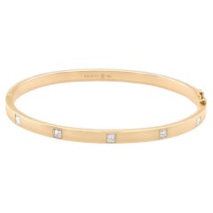 Armreif aus massivem 18 Karat Gold mit gesprenkelten quadratischen Diamanten