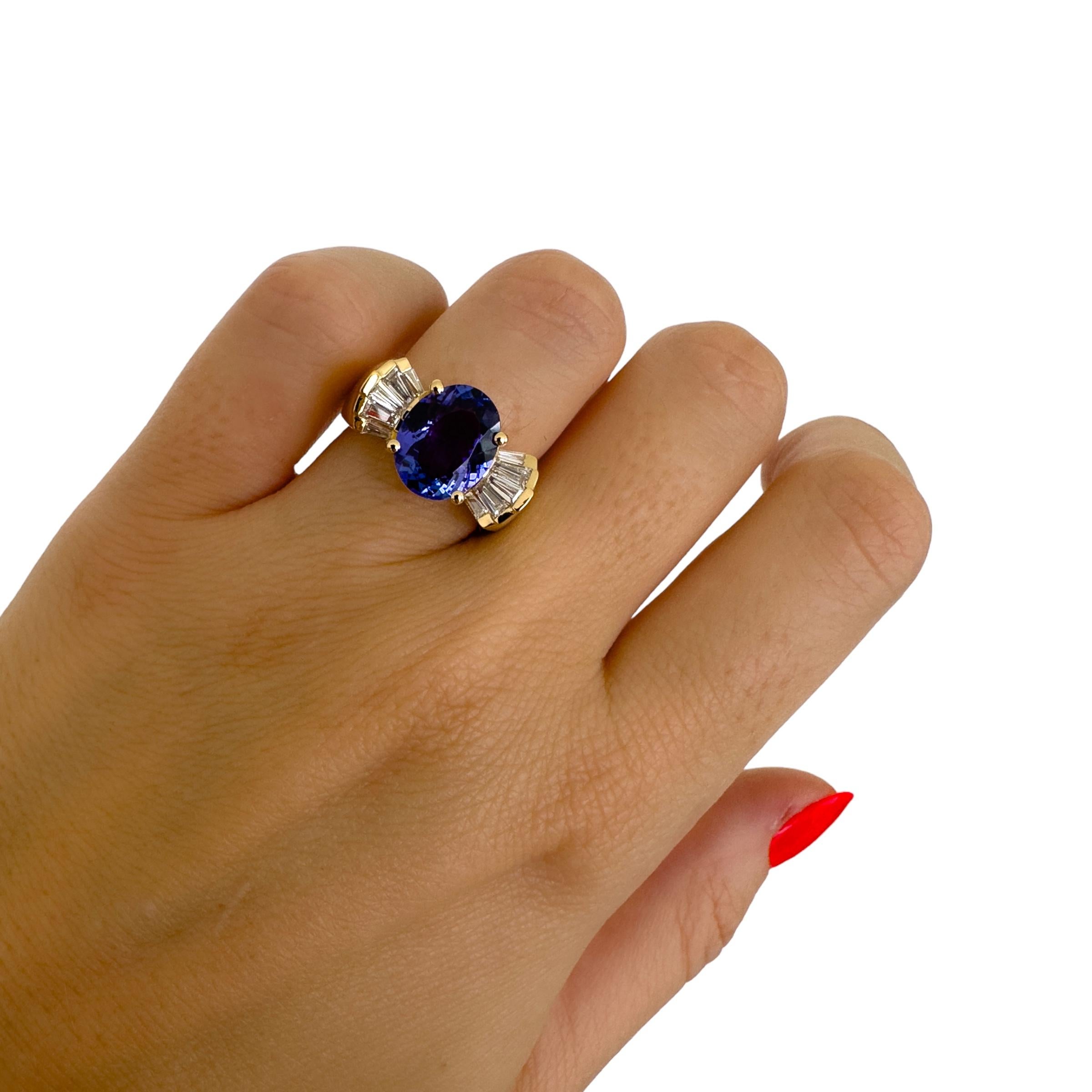 Oval Cut Solid 18K Gold Chunky 80s Tanzanite and Diamond Cocktail Ring For Sale
