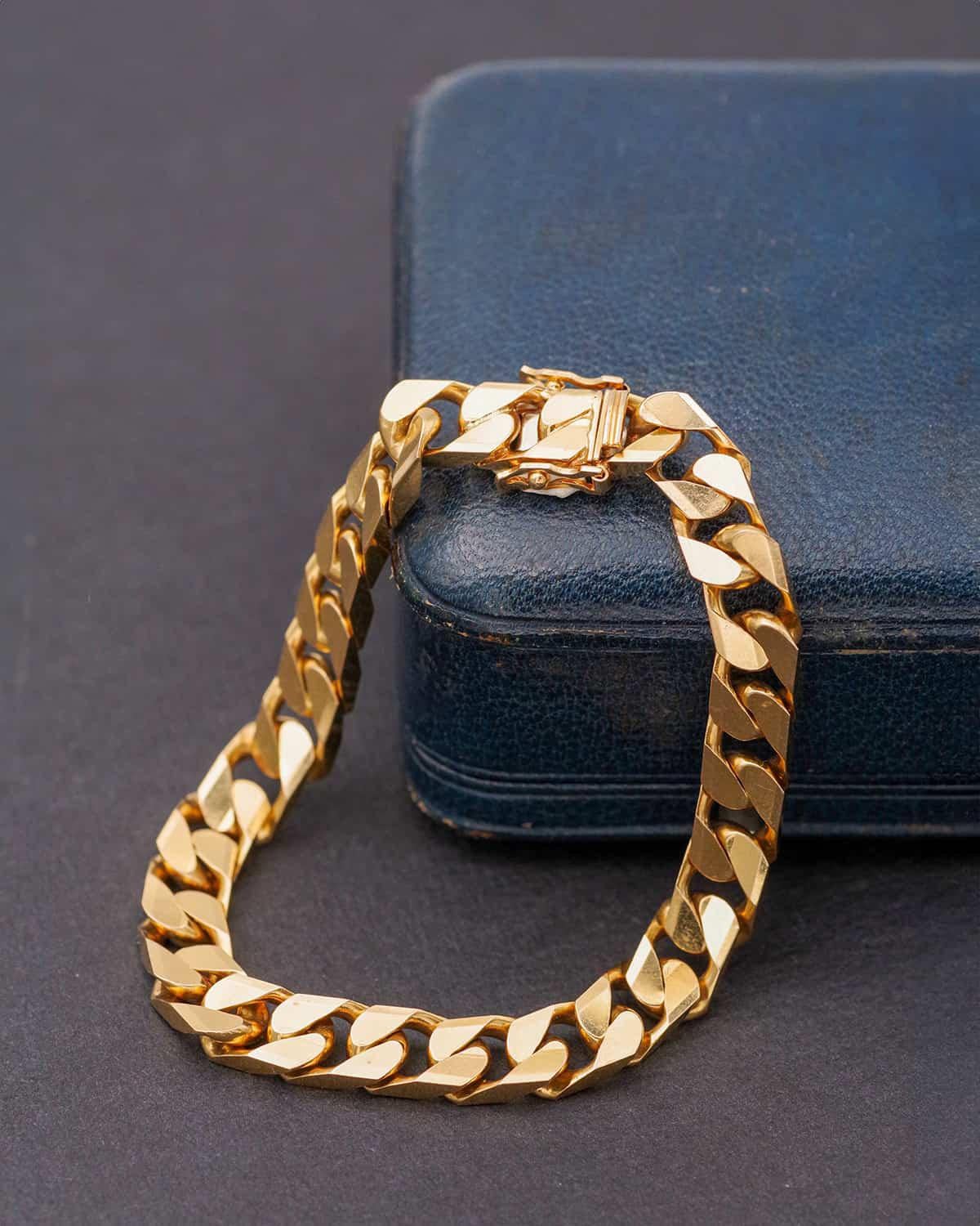 Kordelarmband aus 18 Karat Gold. Massives goldenes Panzerkettenarmband, 18,5 cm lang und 0,7 cm breit. Sichere Schließe. Gebrauchtes Armband, ca. 1980, Frankreich.

Adlerkopfpunze und Silberschmiedepunze FSa

Länge: 18,5 cm - Breite: 0,7 cm - Dicke: