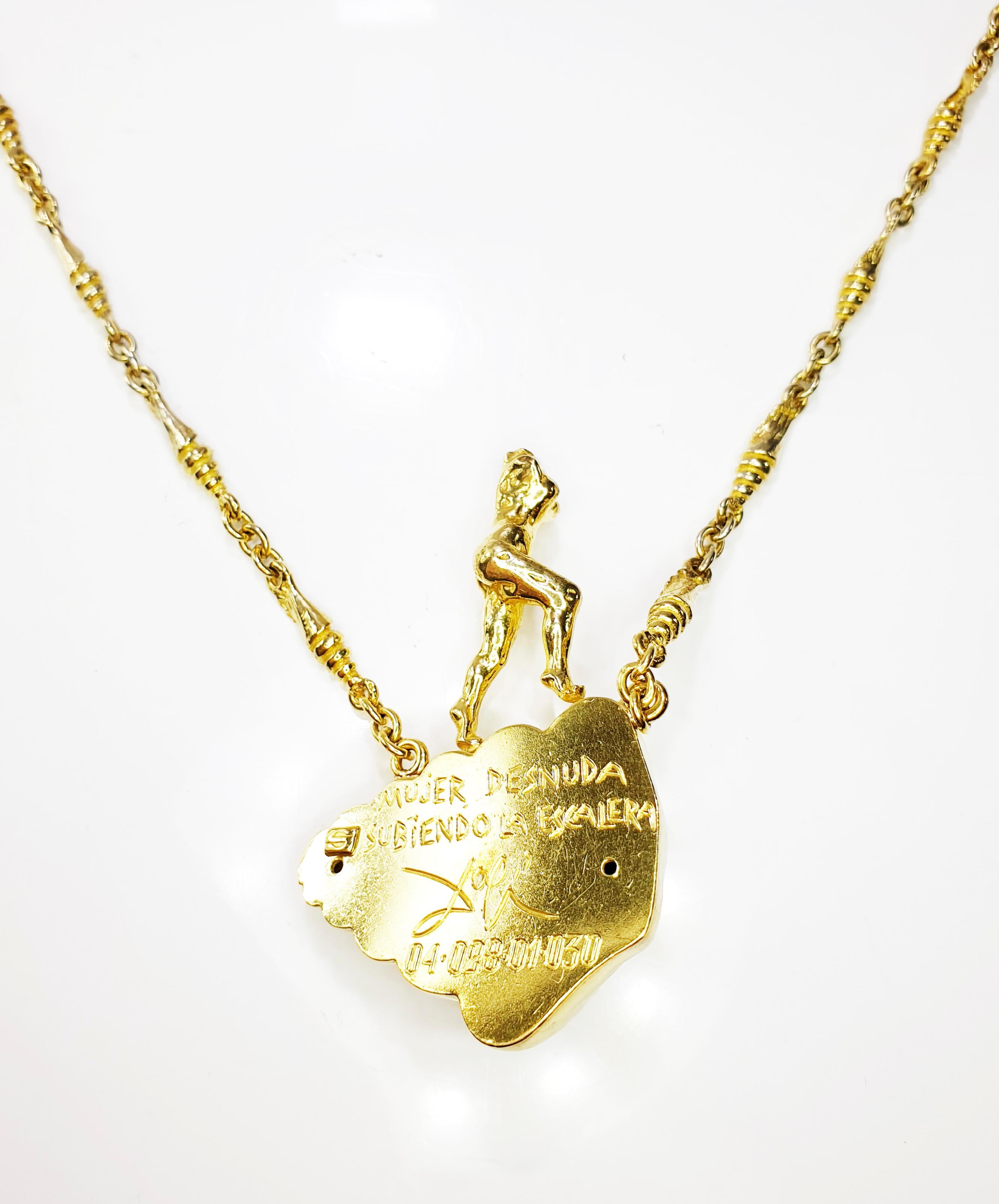 18k Gold Naked Woman climbing a staircase by Salvador Dalí Sculpture Necklace In Excellent Condition For Sale In Bilbao, ES