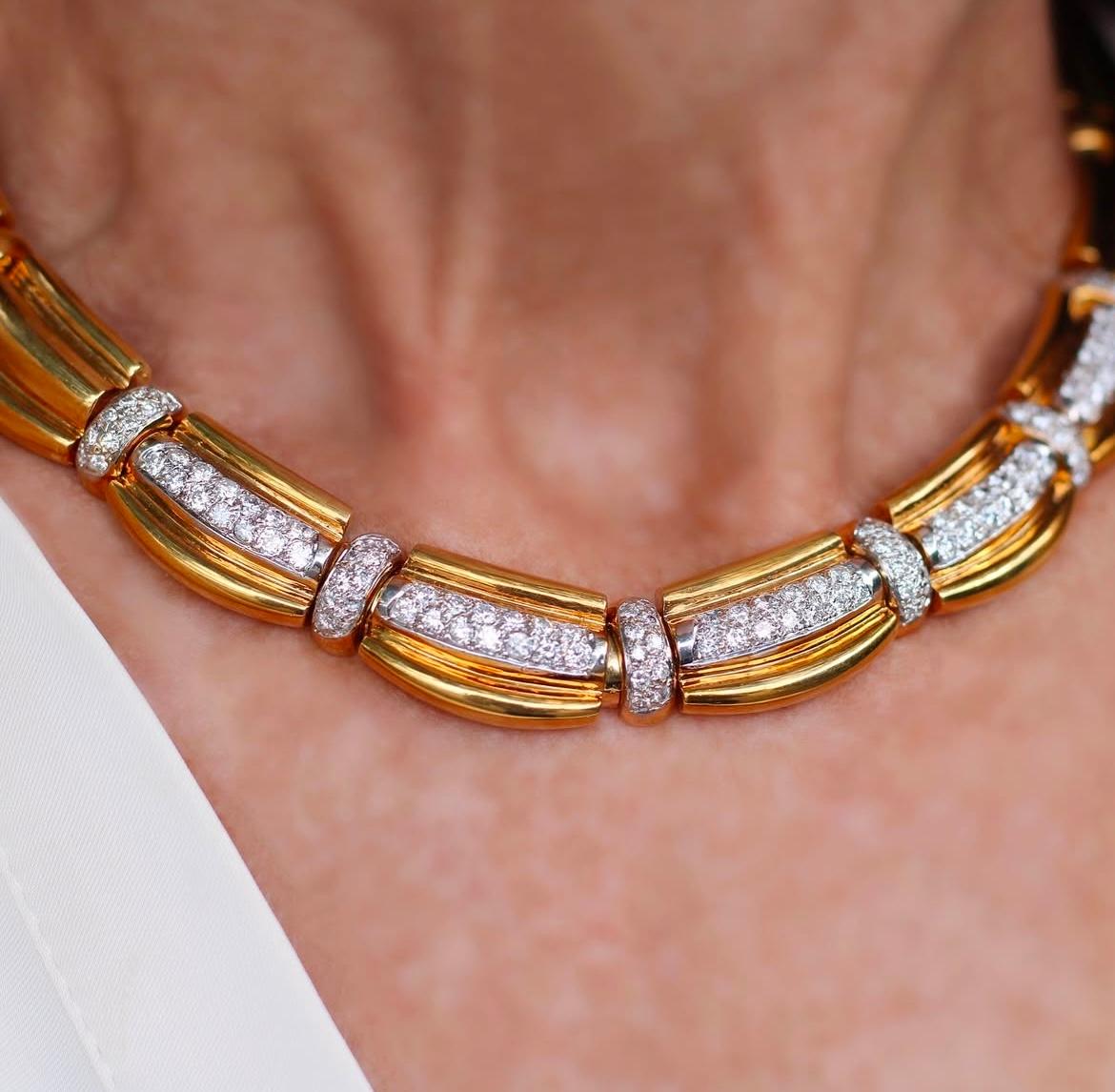 Une pièce intemporelle à ajouter à votre collection.

Les 131 diamants ronds de taille brillant ont un poids total de 5 carats
Couleur G Clarté VS

En or 18k, ce collier mesure 18