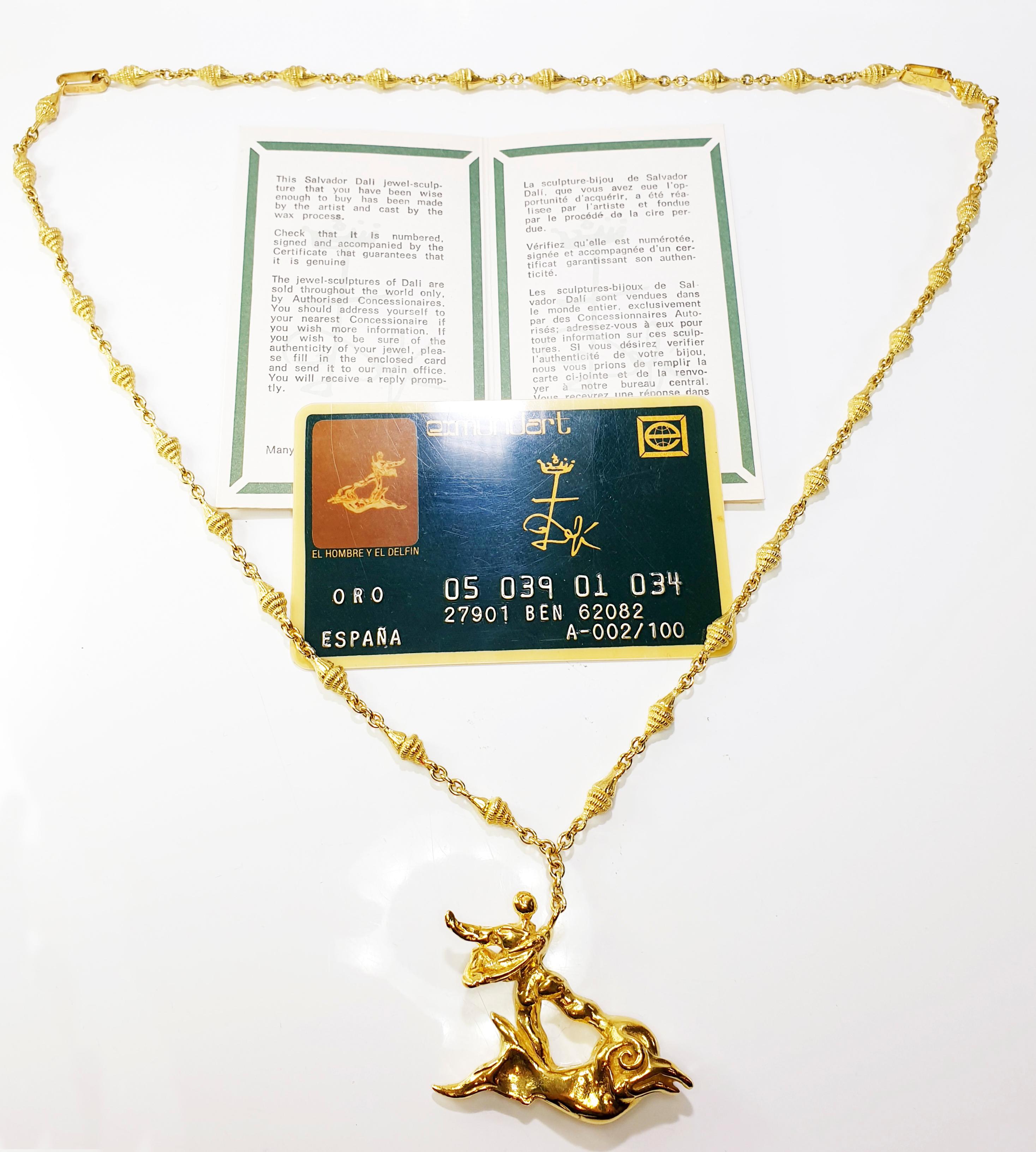 Solid 18k Gold Salvador Dalí the Man on Dolphin Necklace Sculpture In Excellent Condition In Bilbao, ES