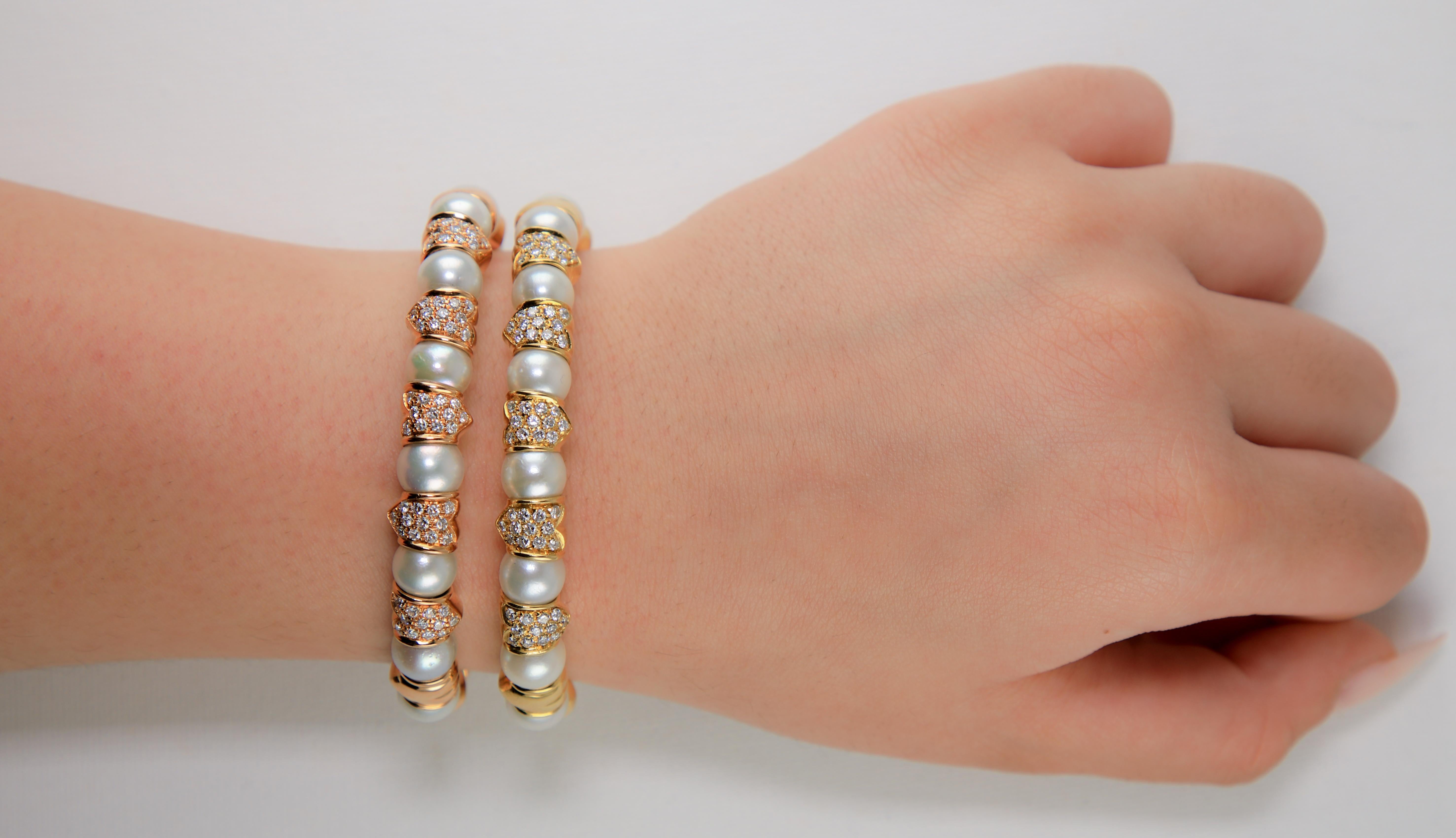 Bracciale con perle e diamanti in oro rosa massiccio 18 carati
Incredibilmente realizzato a mano in Italia in oro rosa 18 carati, questo bracciale è caratterizzato da quattordici splendide perle coltivate. I cinque motivi centrali in oro rosa sono