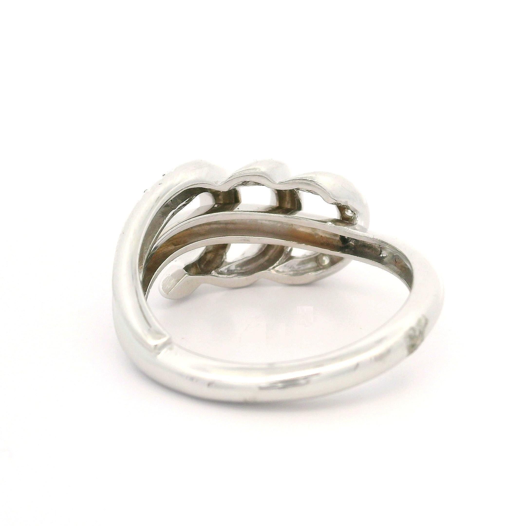 Anillo abstracto de oro blanco macizo de 18 quilates con diamantes engastados en pavé de 0,11 quilates Corte brillante en venta