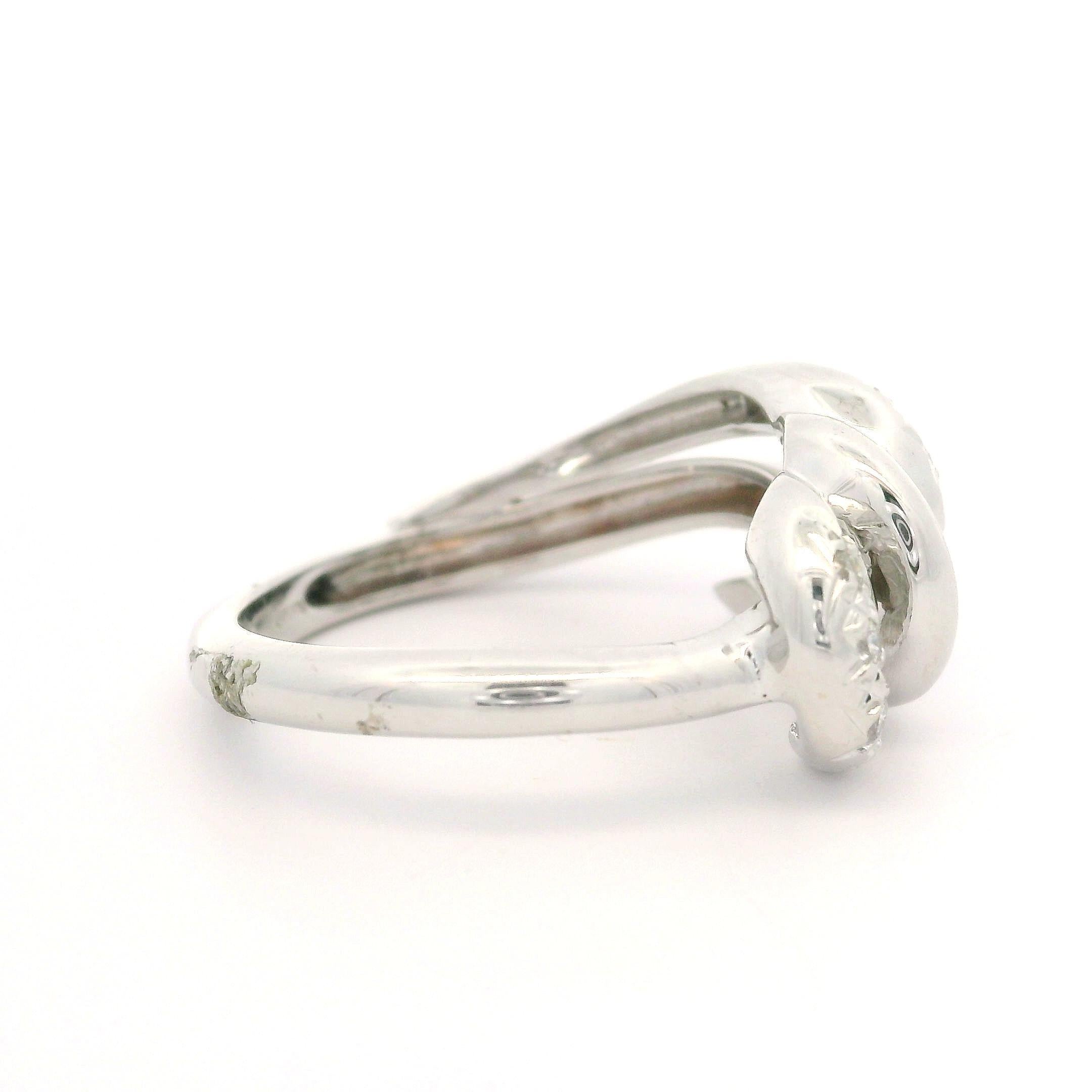 Anillo abstracto de oro blanco macizo de 18 quilates con diamantes engastados en pavé de 0,11 quilates en Excelente estado para la venta en Montclair, NJ