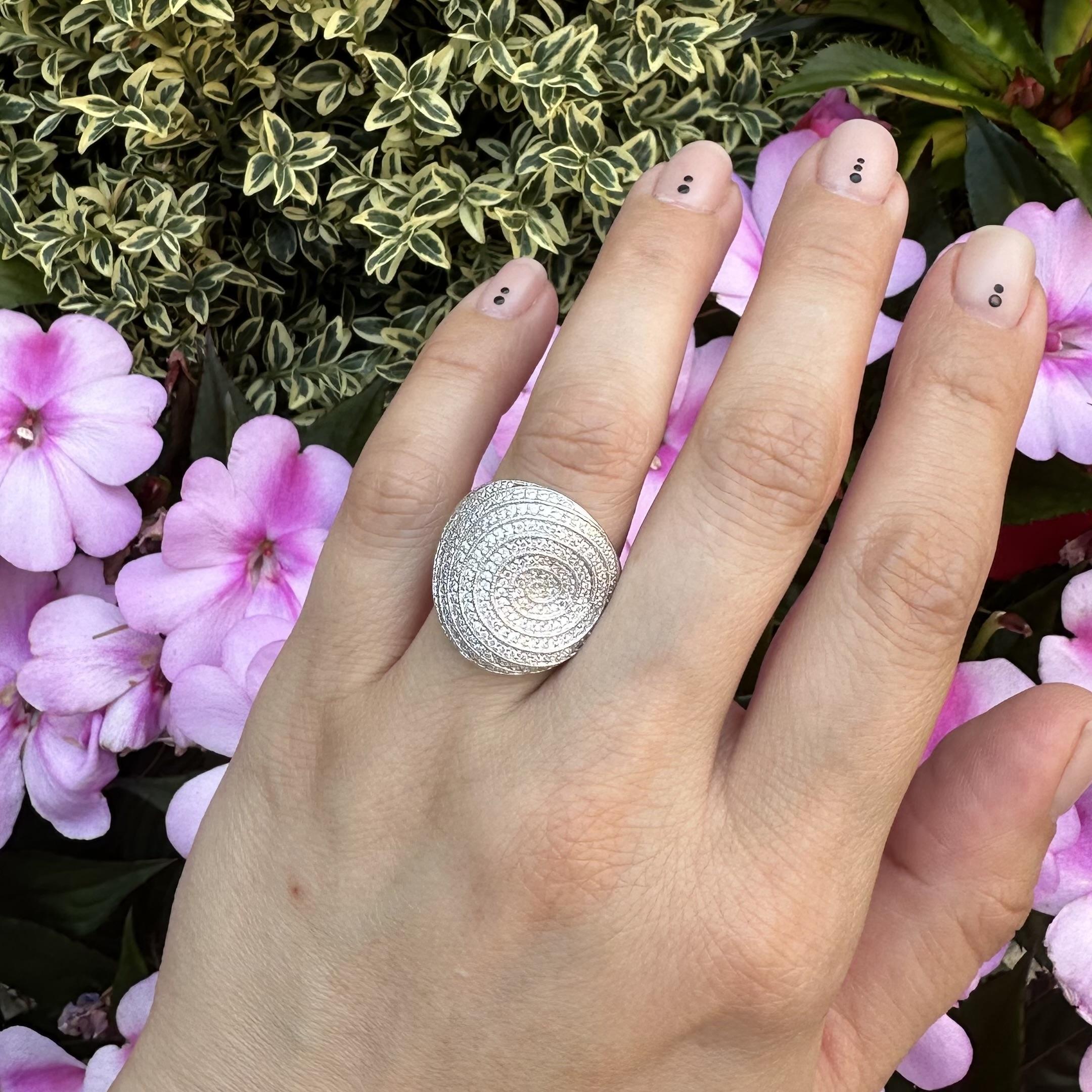 Solide 18k Weißgold 1,0ctw Diamant verkrustete konkaven Wirbel breite Band Ring im Angebot 5