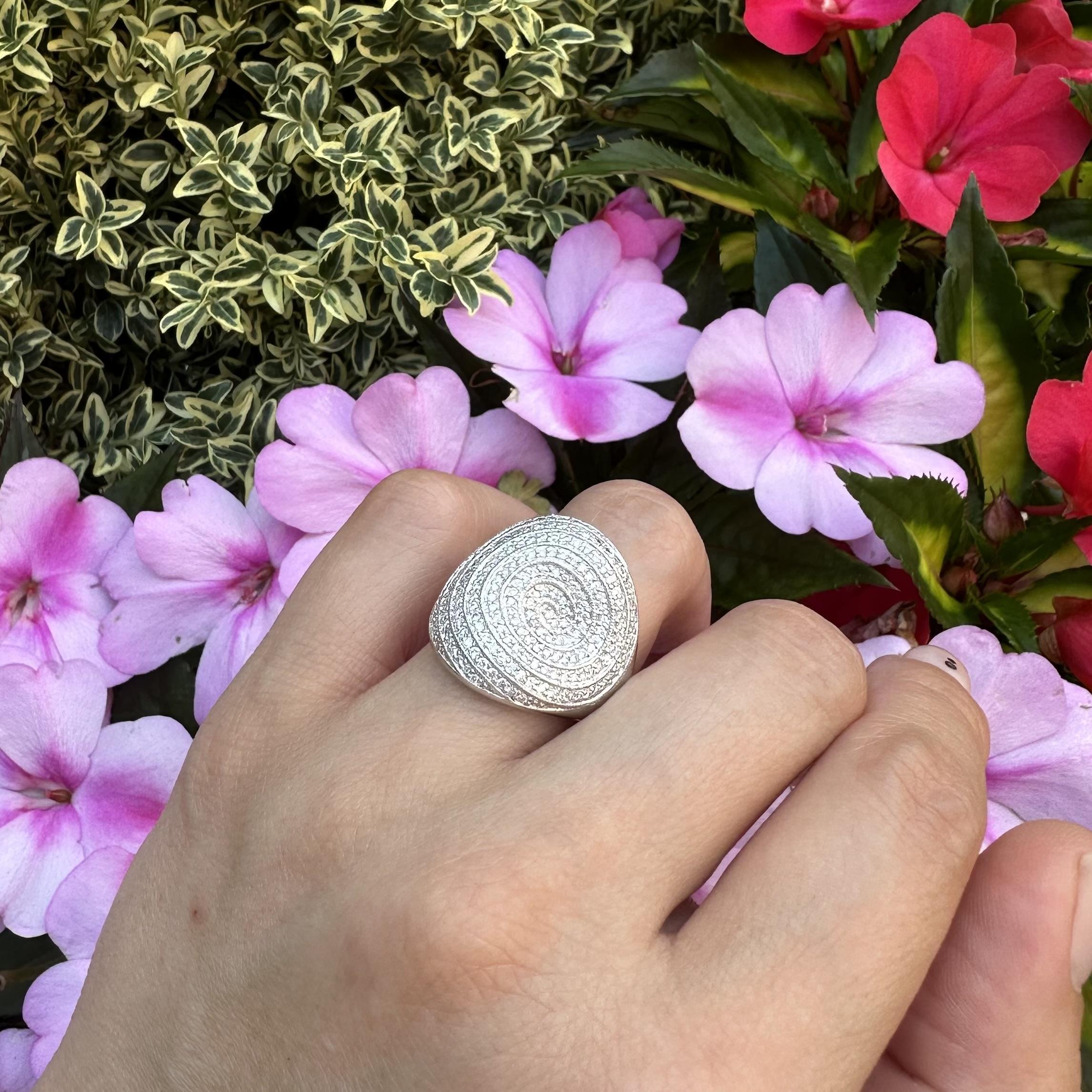Solide 18k Weißgold 1,0ctw Diamant verkrustete konkaven Wirbel breite Band Ring im Angebot 6
