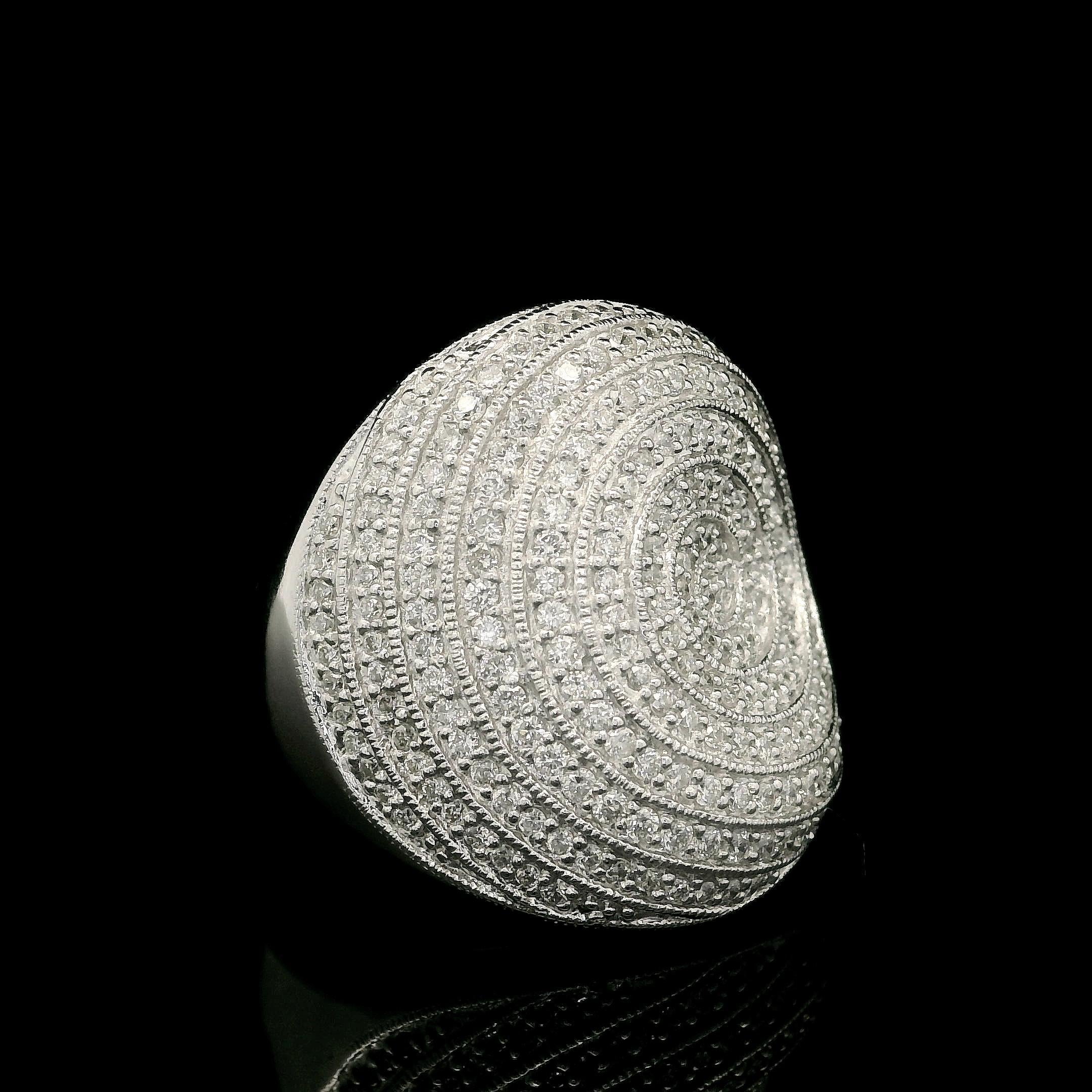 -Stein(e): -
(Zahlreiche) Natürliche Echte Diamanten - Runder Brillantschliff - Pave Set - Schöne weiße Brillantfarbe -1,0ctw (ca.)

MATERIAL: Massives 18k Weißgold
Gesamtgewicht:  11,8 Gramm
Gesamtbreite: 22,52 mm (0,88