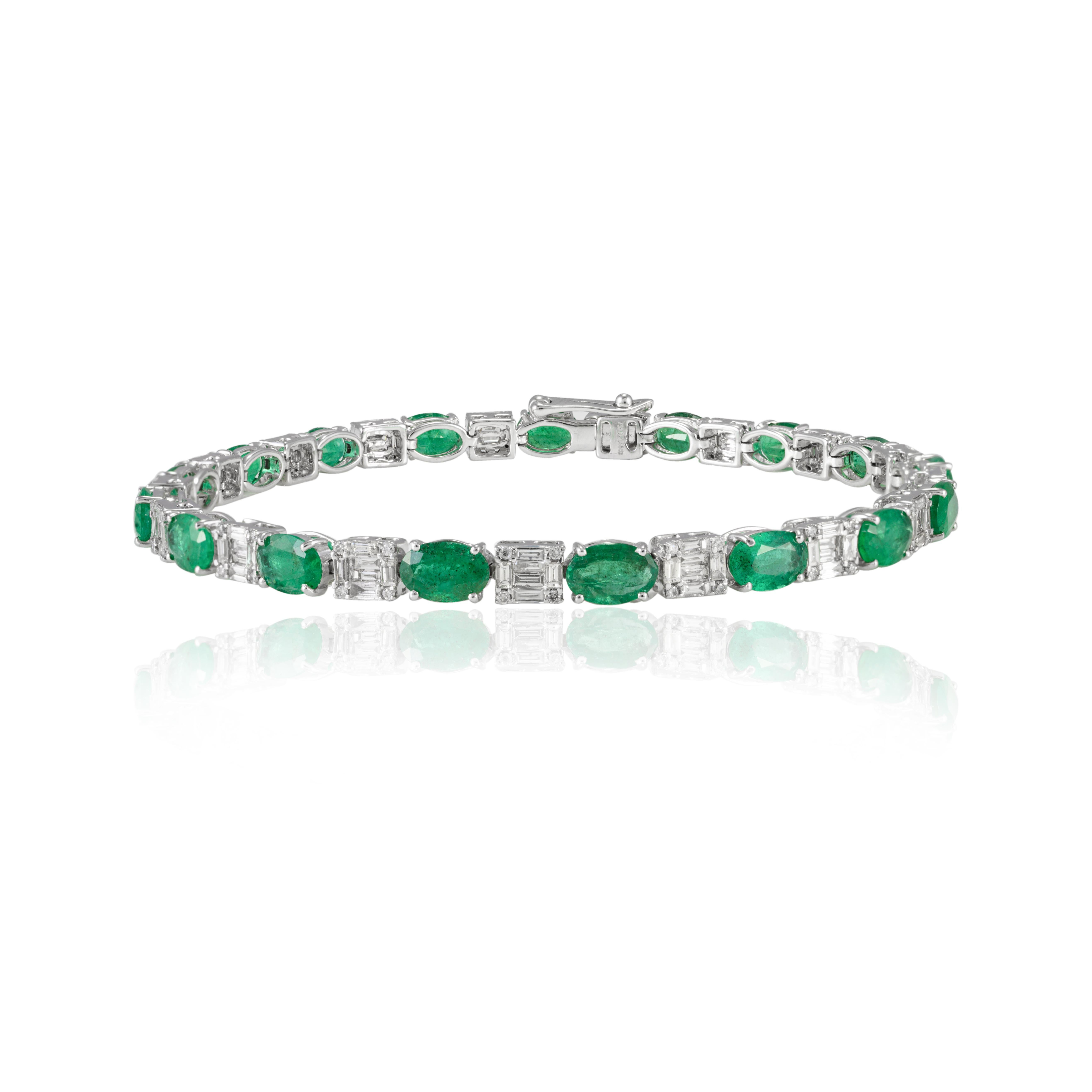 Art Deco Solid 18k White Gold 6.64 Carat Natural Emerald and Diamond Tennis Bracelet For Sale