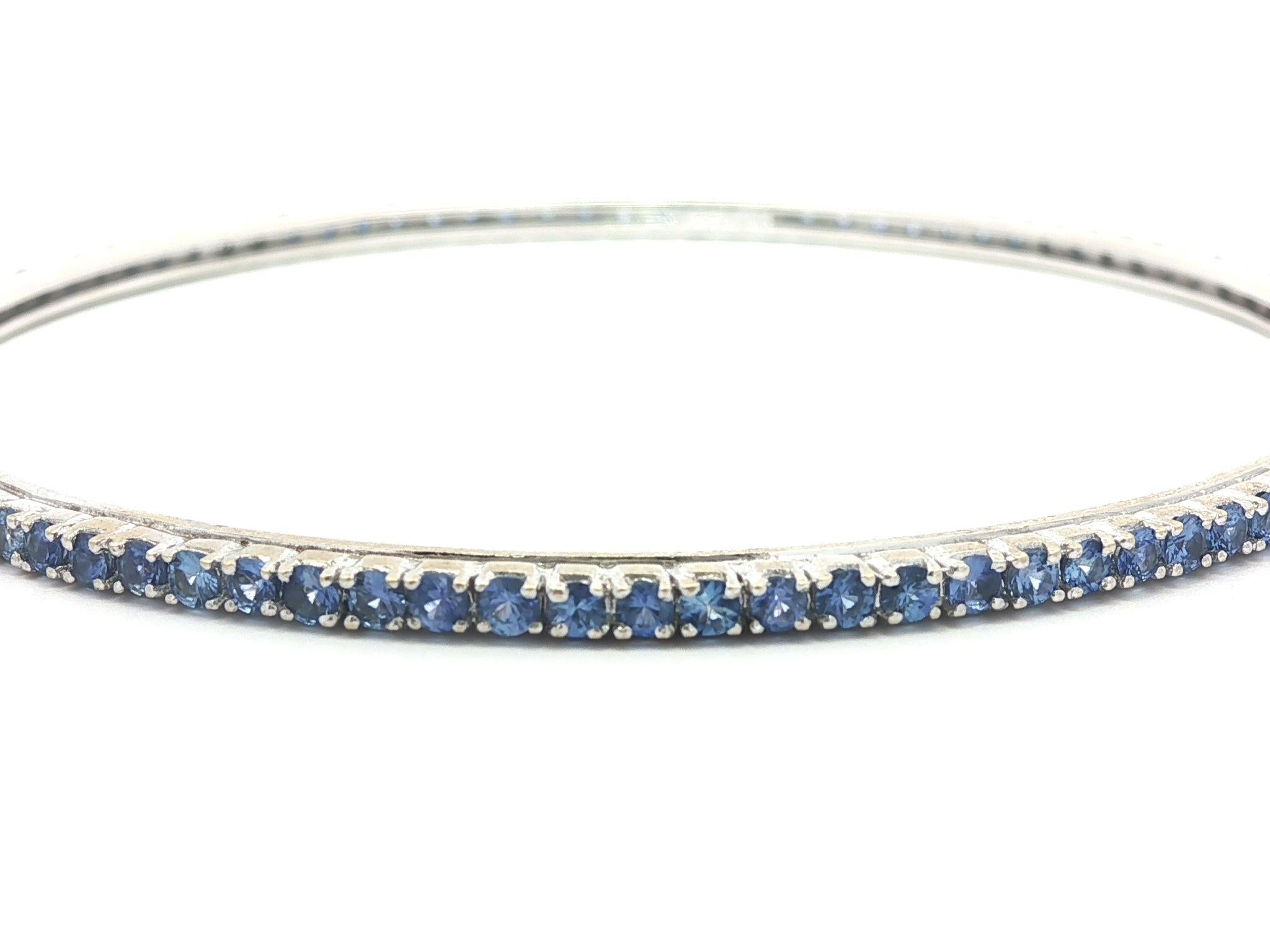 --Pierre(s) :...
Nombreux saphirs naturels authentiques - taille ronde et brillante - sertis - belle variation de couleurs - couleur bleu bleuet - 2 mm chacun (approx.)

MATERIAL : Or blanc massif 18K 
Poids : 13,13 grammes
Type : Bracelet à