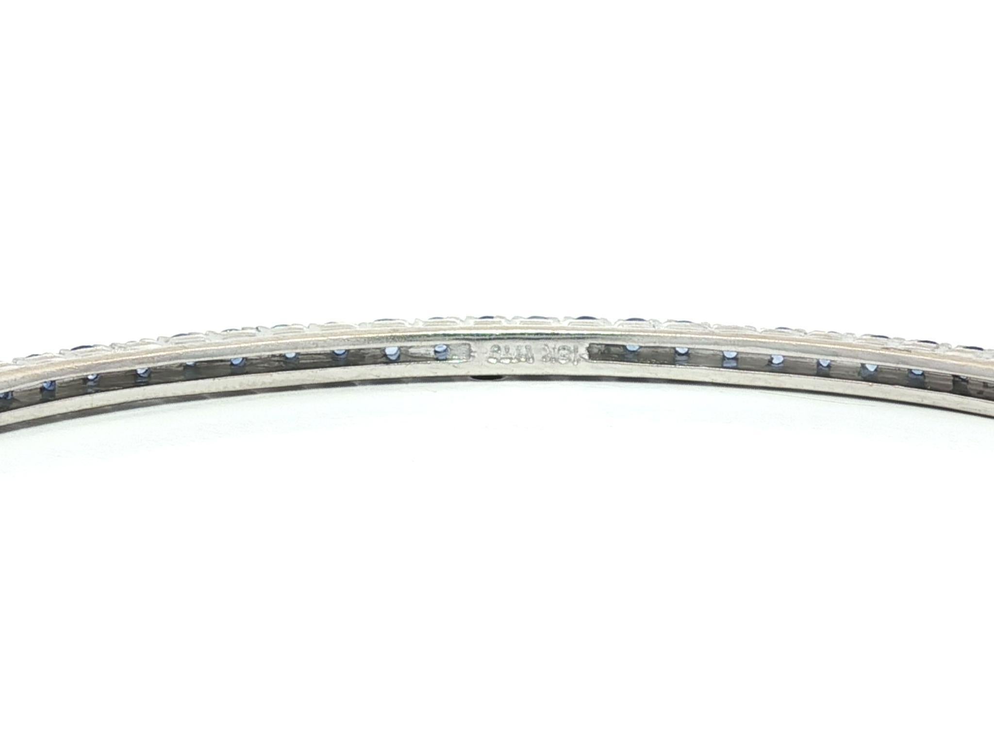 Taille brillant Bracelet en or blanc massif (18k) avec saphir bleu de Cornflower Tennis On Bangle en vente