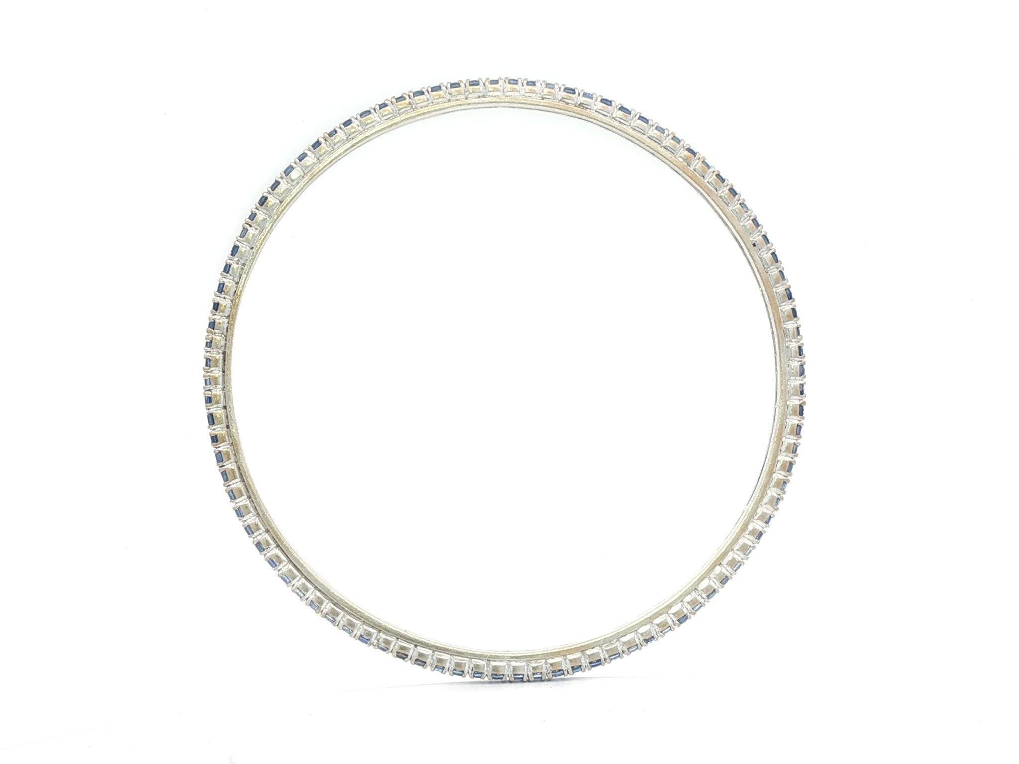 Bracelet en or blanc massif (18k) avec saphir bleu de Cornflower Tennis On Bangle Bon état - En vente à Montclair, NJ