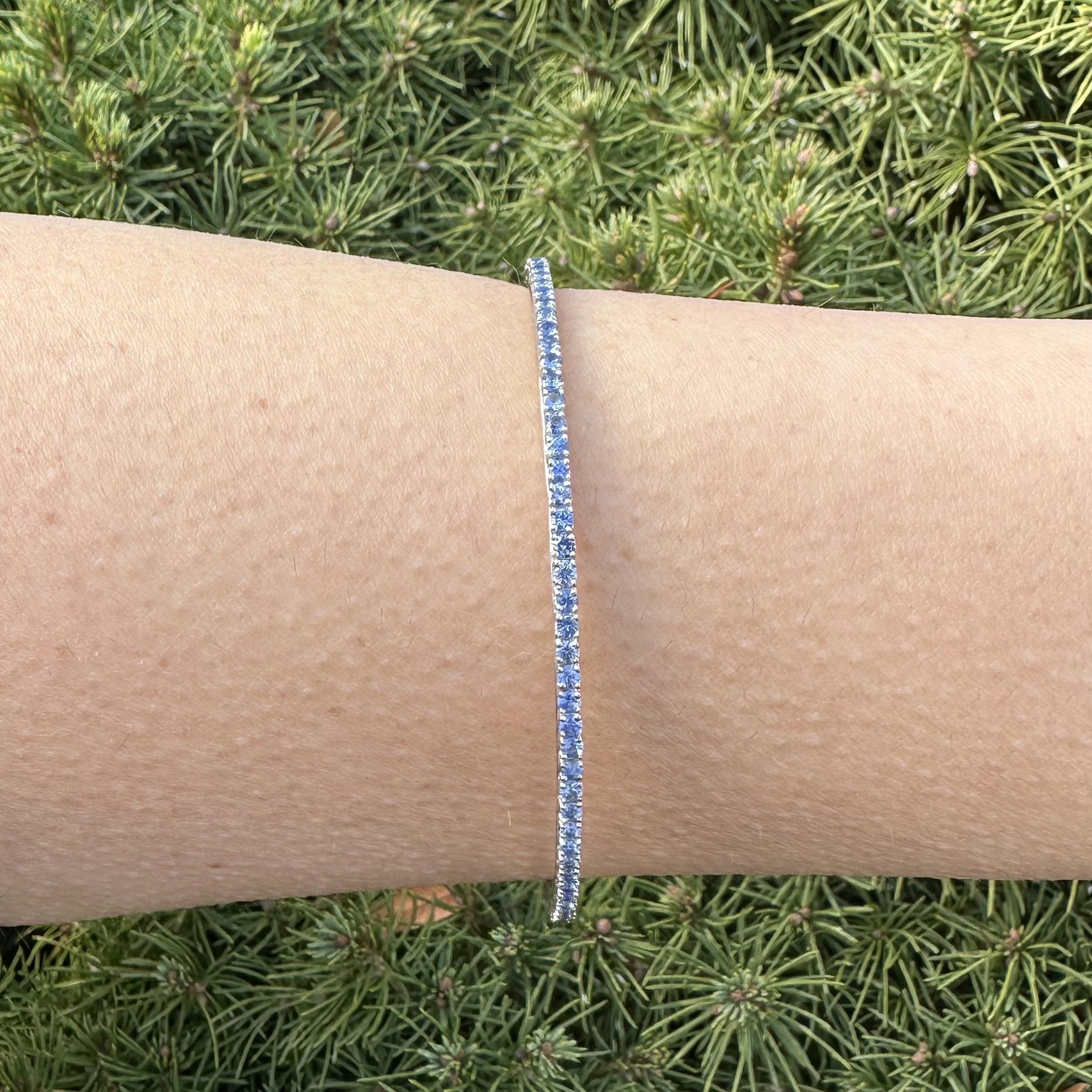 Bracelet en or blanc massif (18k) avec saphir bleu de Cornflower Tennis On Bangle Pour femmes en vente