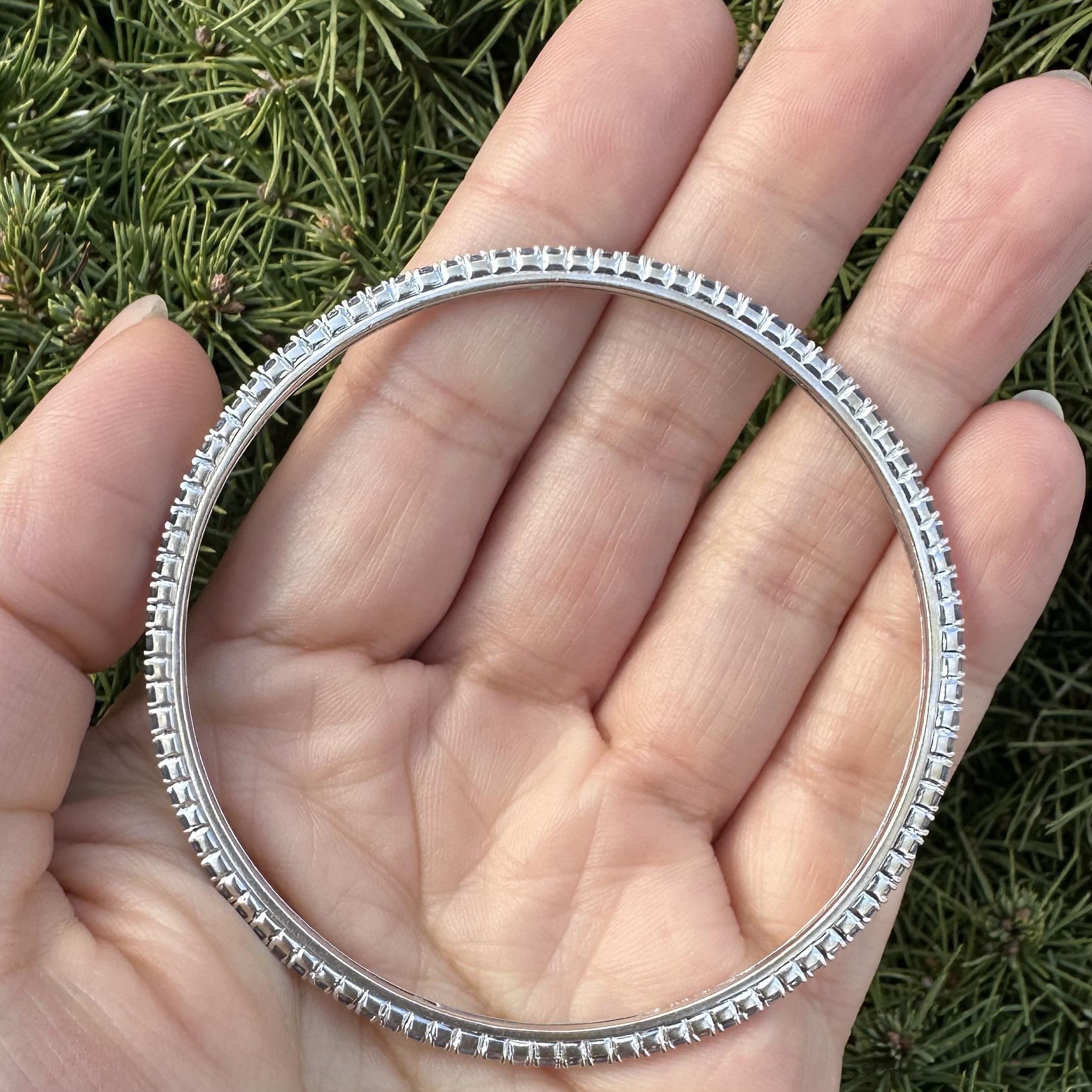 Bracelet en or blanc massif (18k) avec saphir bleu de Cornflower Tennis On Bangle en vente 1