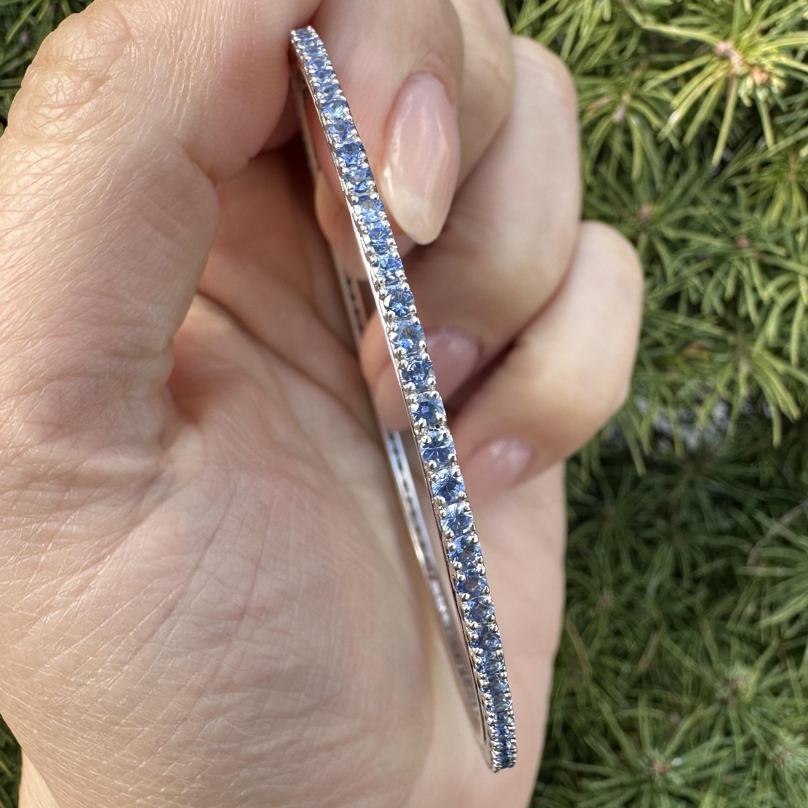 Bracelet en or blanc massif (18k) avec saphir bleu de Cornflower Tennis On Bangle en vente 2