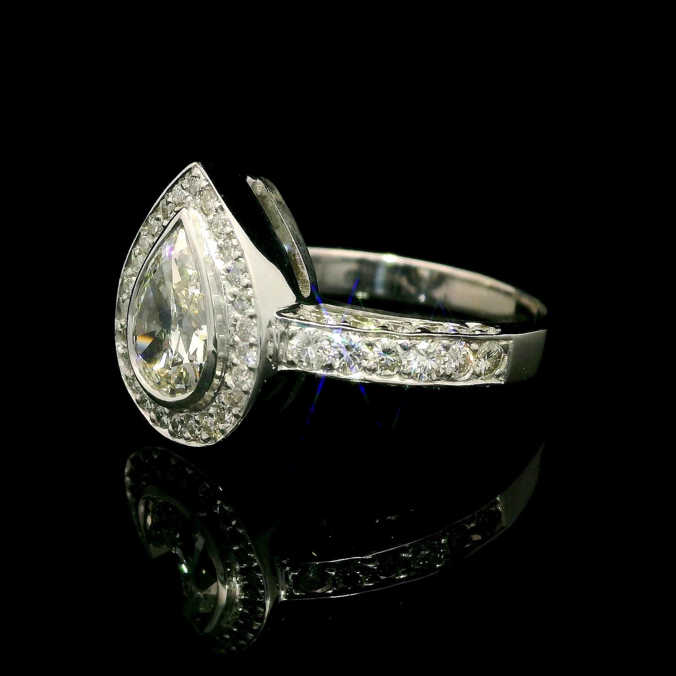 Solid 18k White Gold Gia 1.89ctw Pear Cut Bezel Diamond Solitaire Cocktail Ring For Sale 4