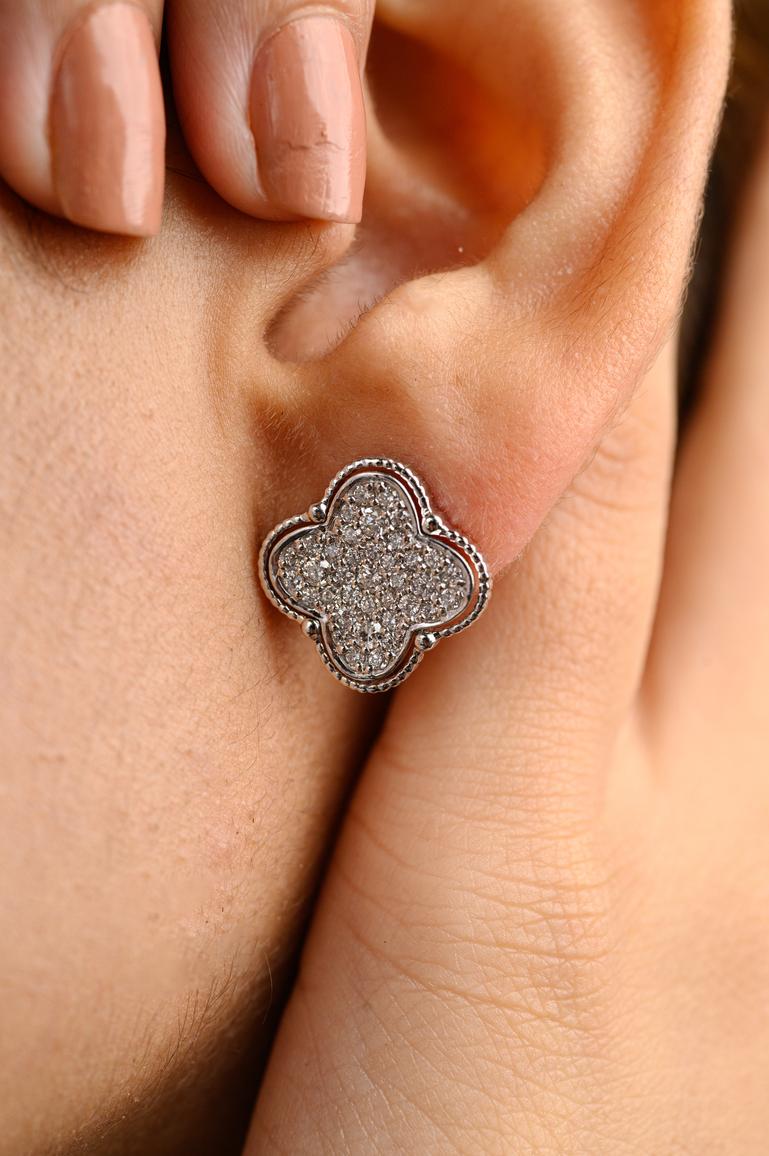 Solide 18k Weißgold Pave Diamant Klee Ohrstecker Erklärung Ohrringe für Frauen im Zustand „Neu“ im Angebot in Houston, TX