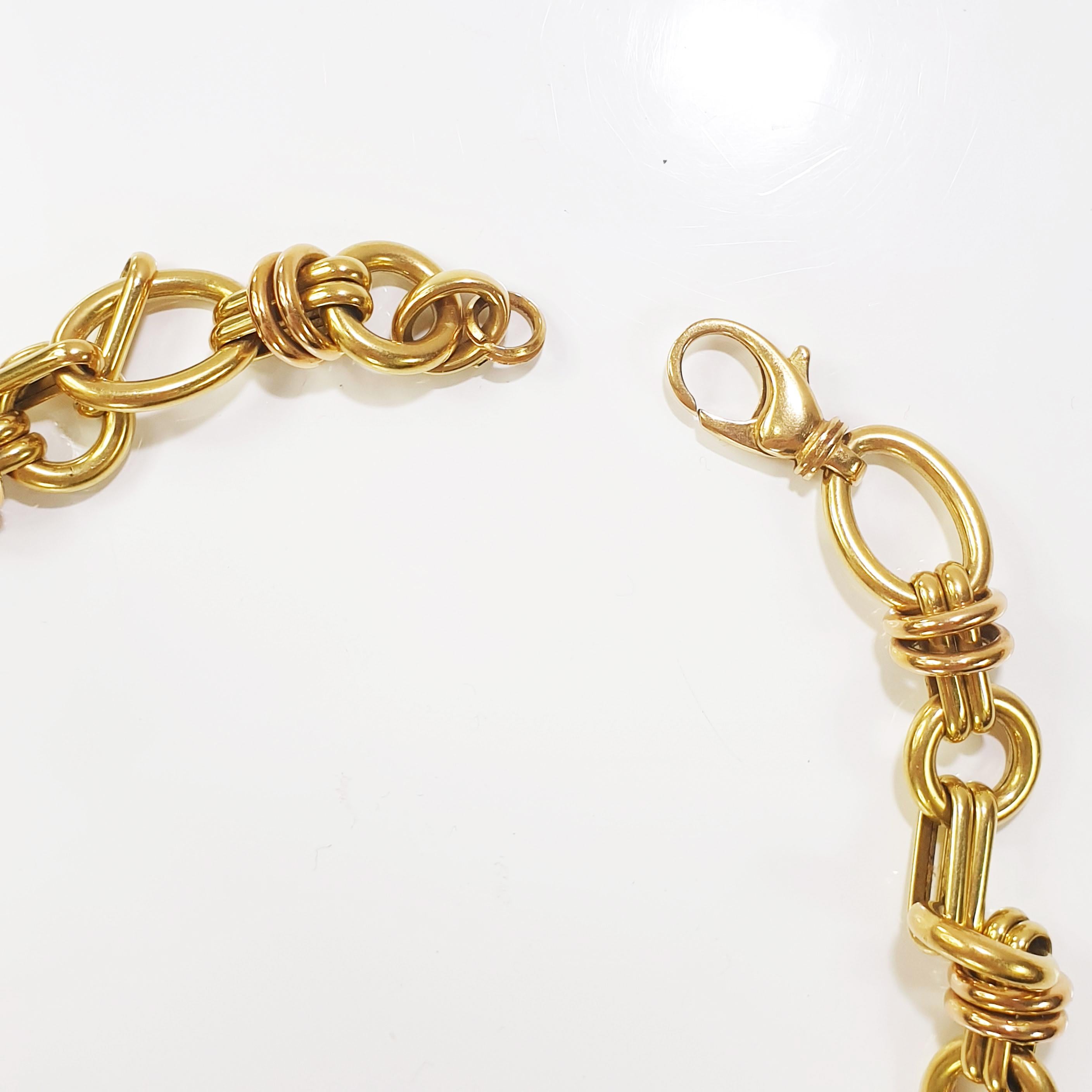 Zeitgenössische zweite Verwendung 18k Gelb- und Rotgold Kette Link Halskette
Für Statement und Mode jeden Tag tragen und Stil kann auf eine andere ähnliche Kette angepasst werden und kann als Halskette verwendet werden
Gewicht 64.2 Gramm Länge 43cm