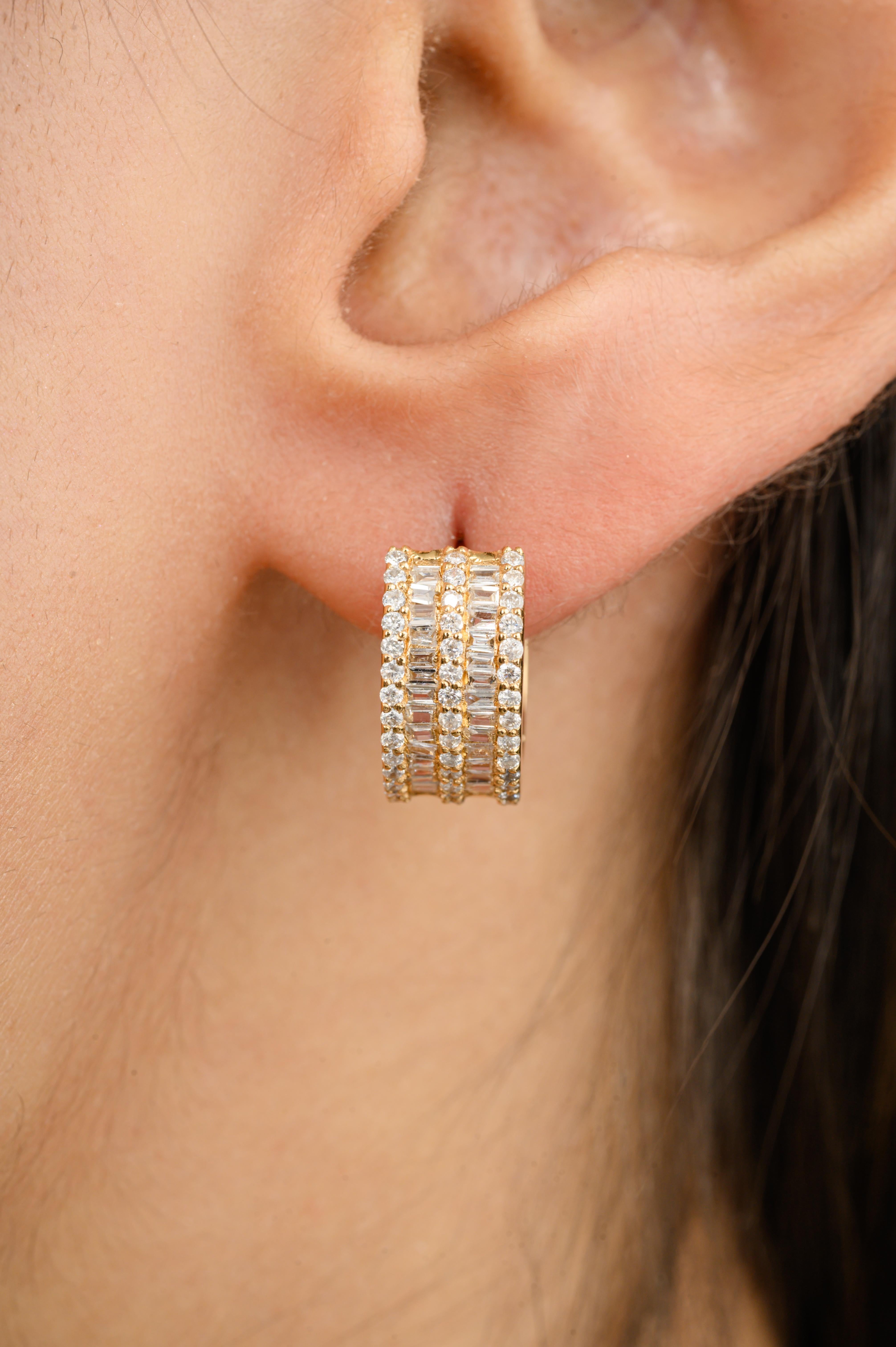 Taille mixte Créoles huggies larges en or jaune massif 18 carats avec diamants ronds et baguettes brillants en vente