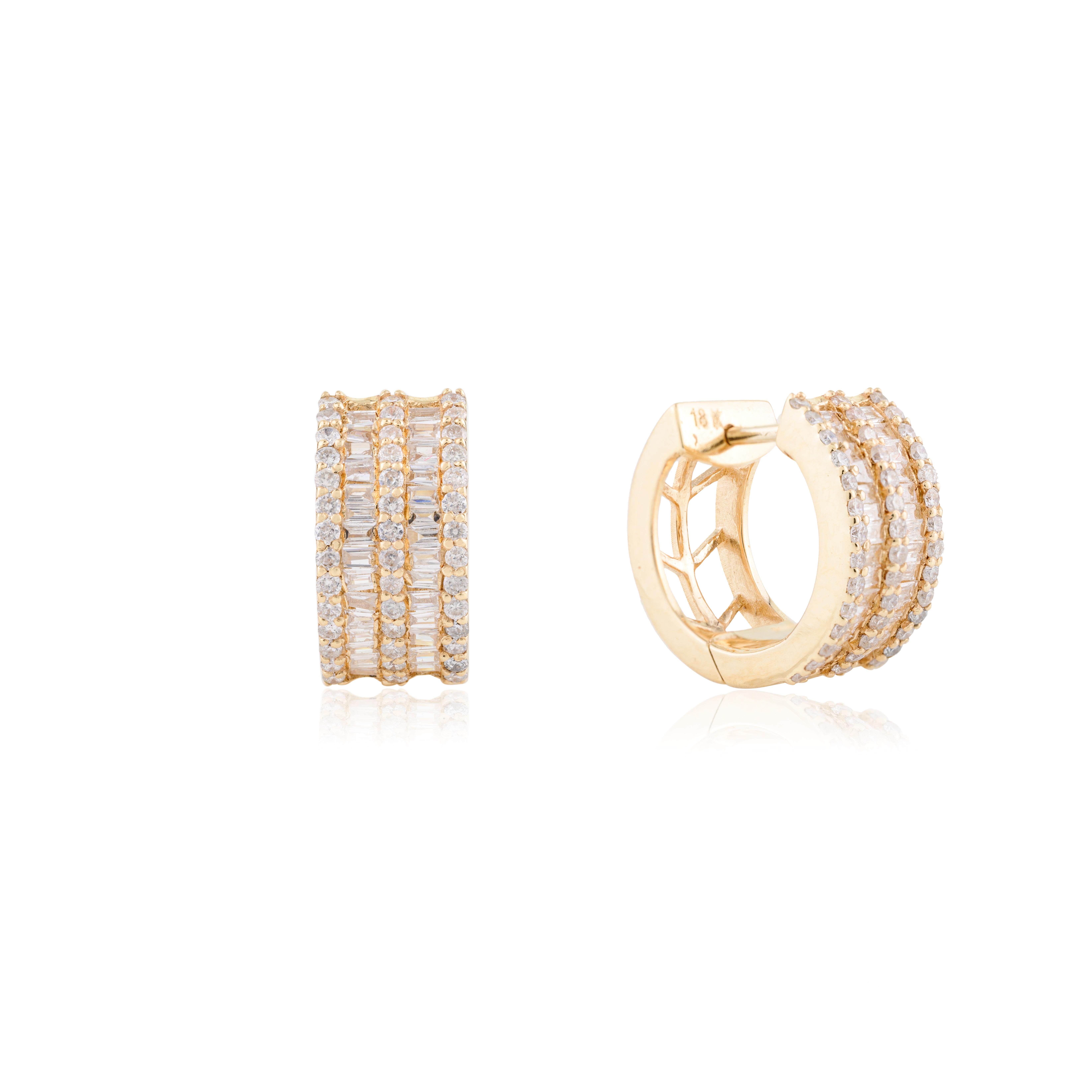 Créoles huggies larges en or jaune massif 18 carats avec diamants ronds et baguettes brillants Neuf - En vente à New York, NY