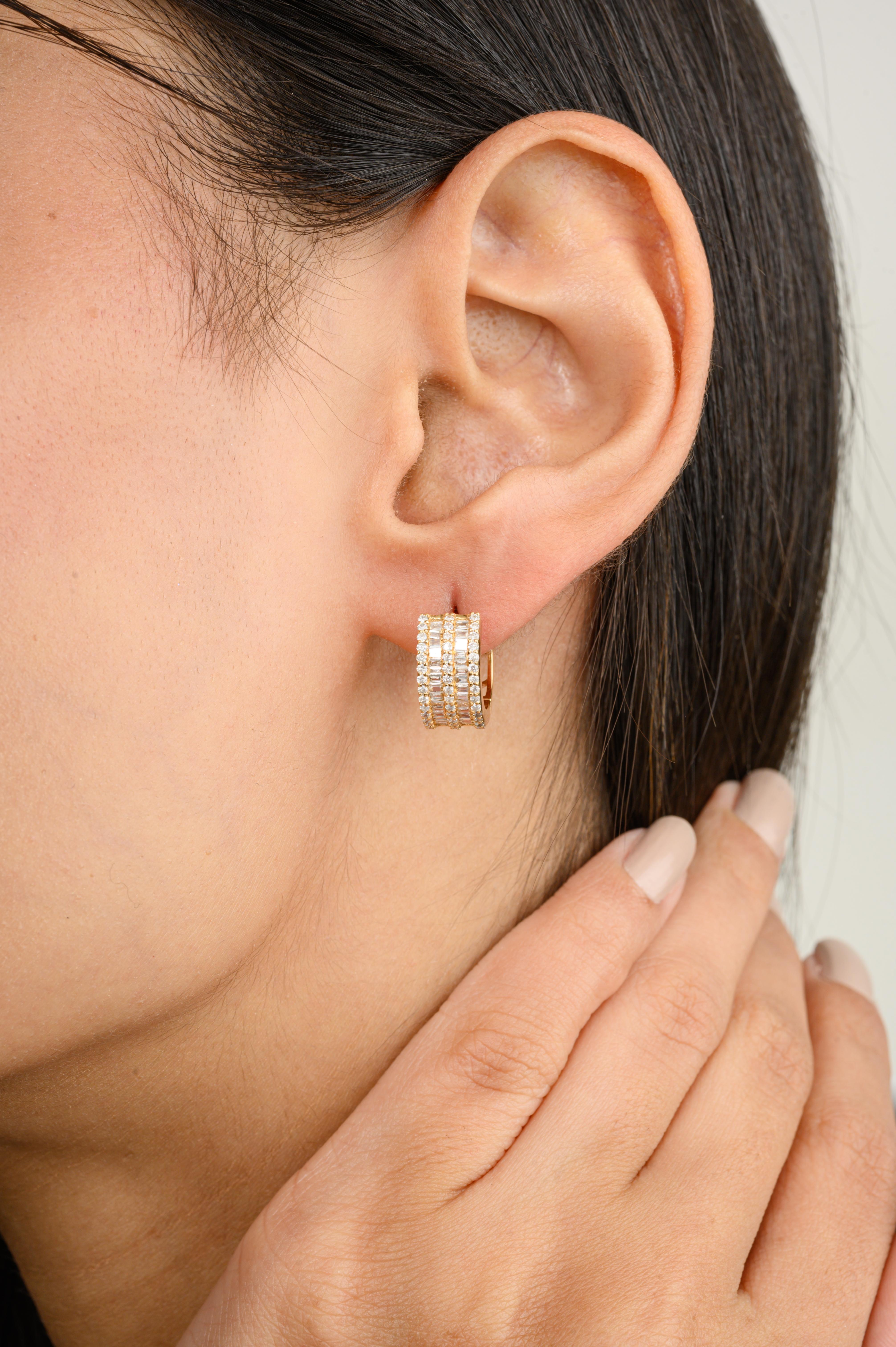 Créoles huggies larges en or jaune massif 18 carats avec diamants ronds et baguettes brillants Pour femmes en vente