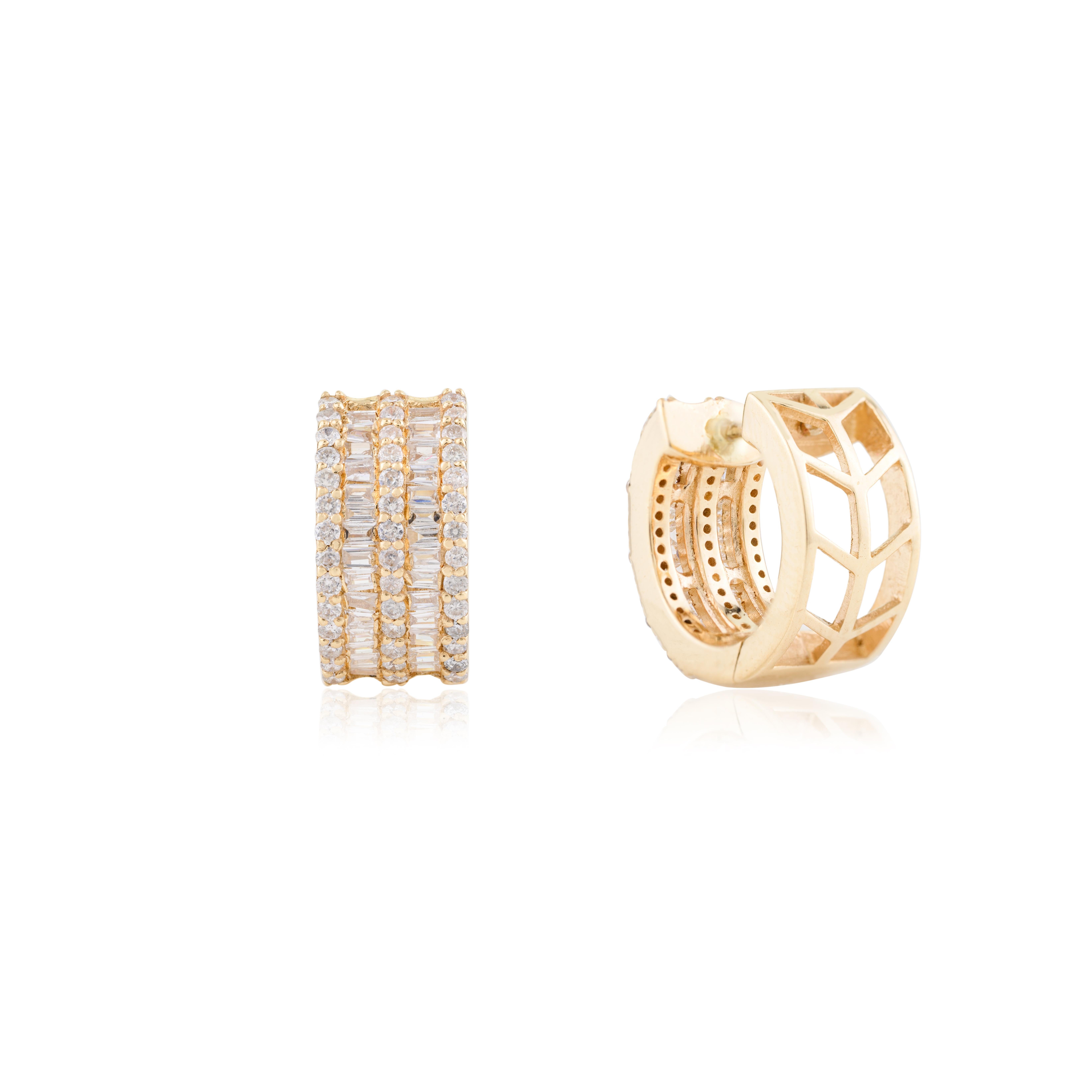 Créoles huggies larges en or jaune massif 18 carats avec diamants ronds et baguettes brillants en vente 1