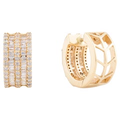 Créoles huggies larges en or jaune massif 18 carats avec diamants ronds et baguettes brillants