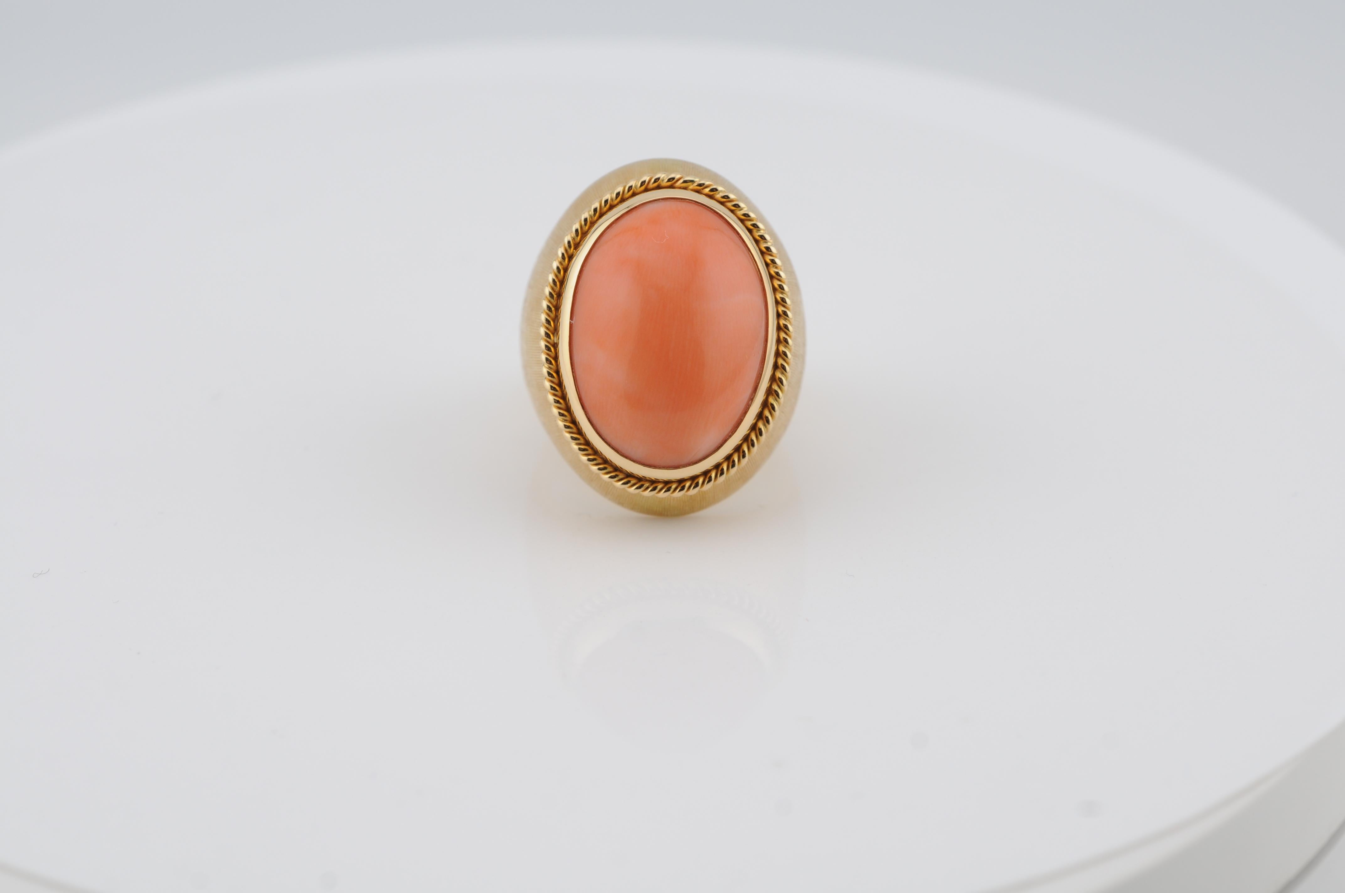 Massiccio anello in oro giallo 18K con corallo naturale incastonato.
Peso totale: 19,5 g
Misura dell'anello: US 8