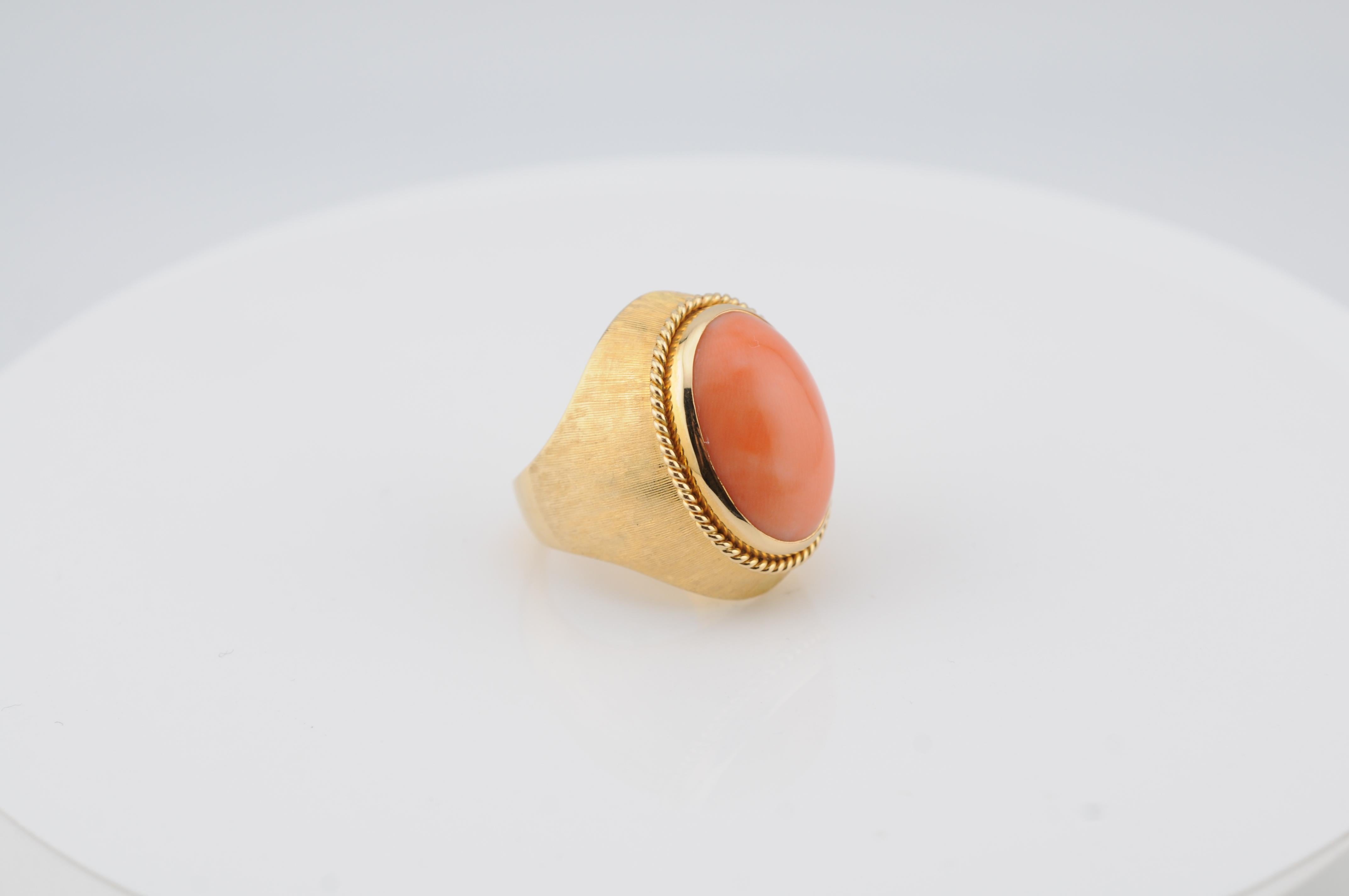 Estetismo Anello di corallo in oro giallo massiccio 18 carati 19,5 g, US 8 in vendita