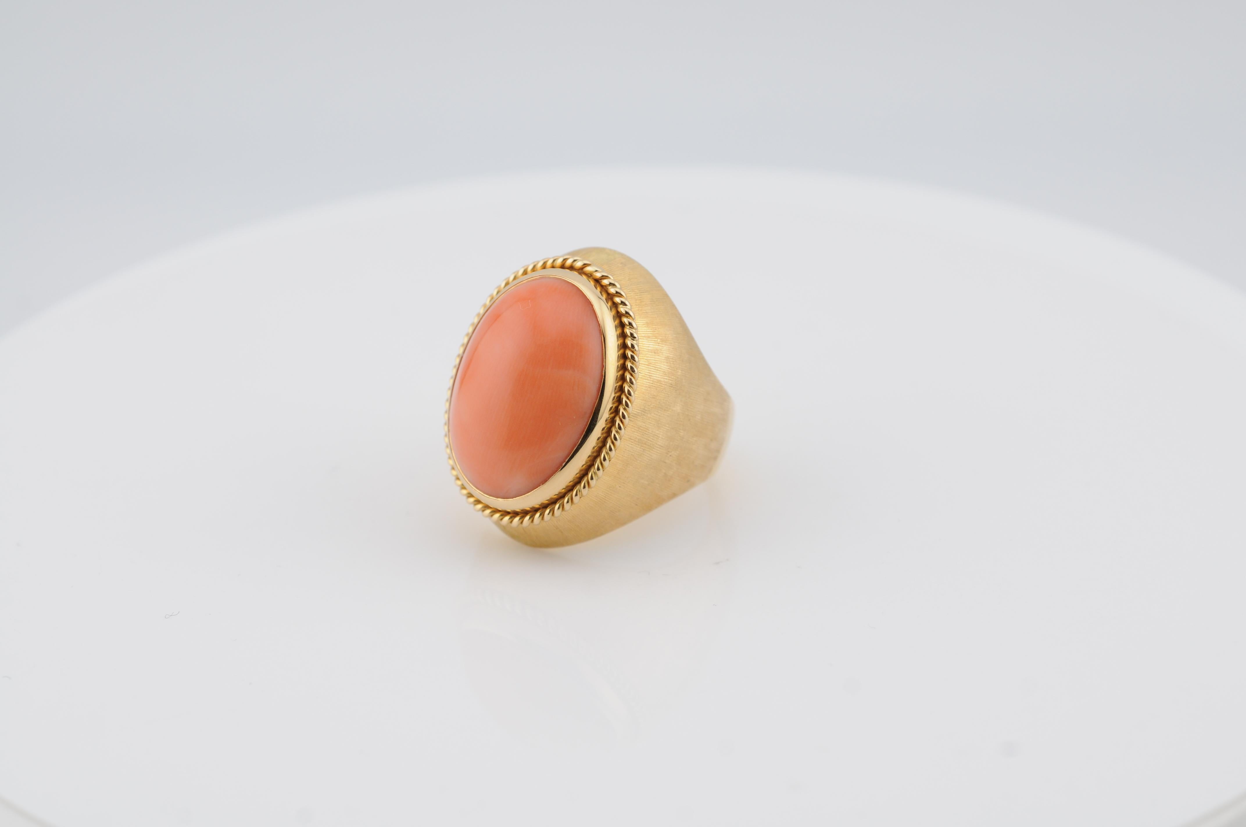 Cabochon Anello di corallo in oro giallo massiccio 18 carati 19,5 g, US 8 in vendita