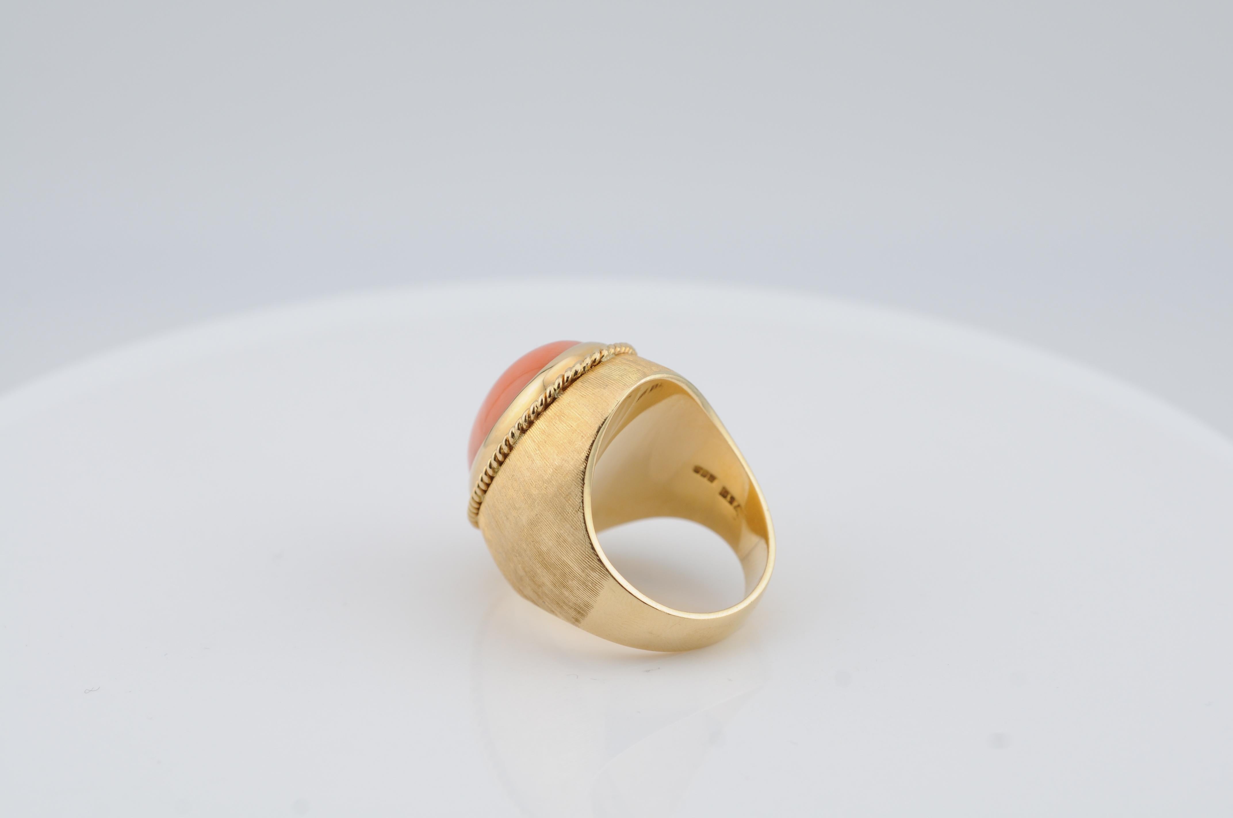 Anello di corallo in oro giallo massiccio 18 carati 19,5 g, US 8 In condizioni buone in vendita a Berlin, BE
