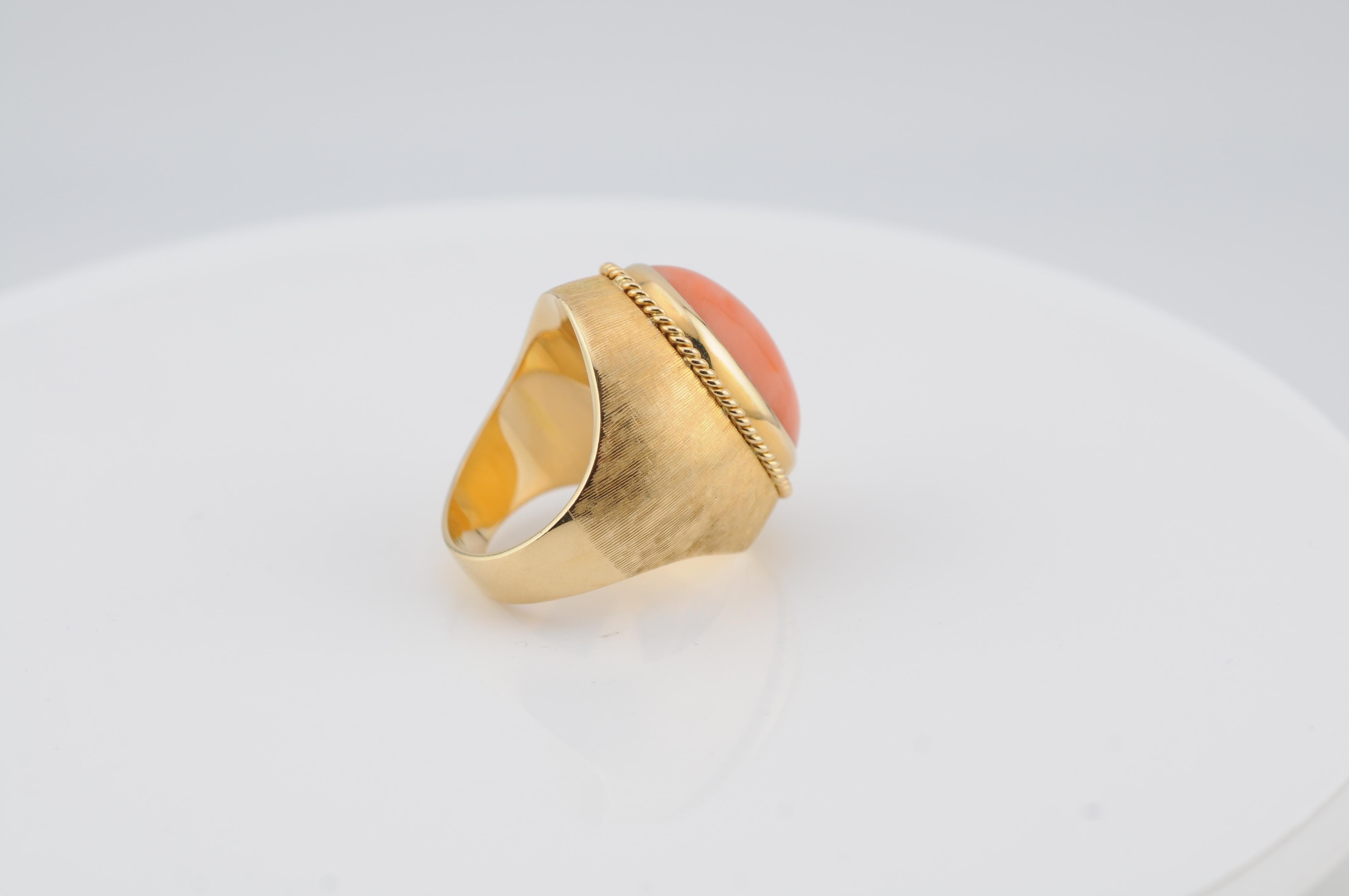 Anello di corallo in oro giallo massiccio 18 carati 19,5 g, US 8 in vendita 1
