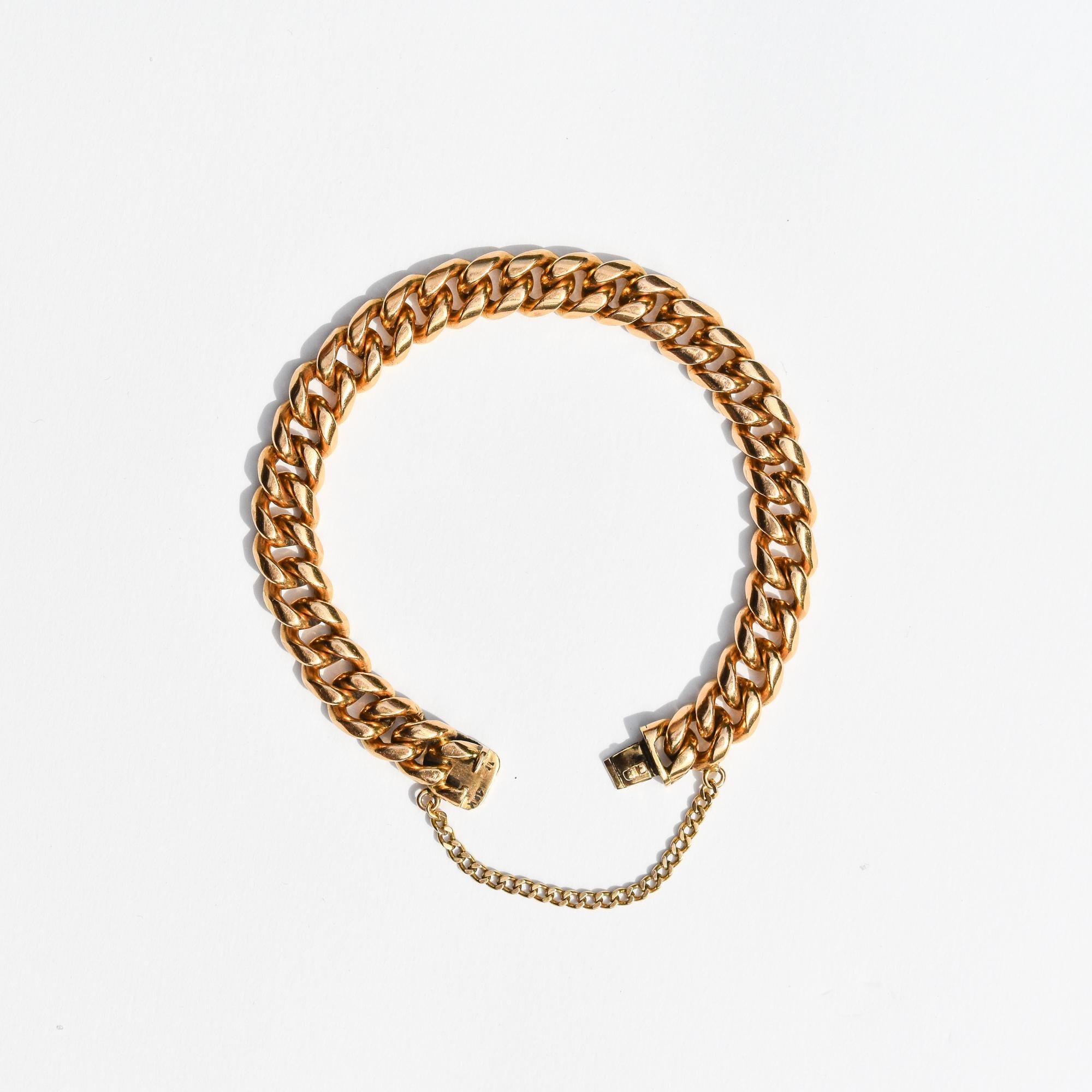 Ein massives kubanisches Gliederarmband aus 18 Karat Gelbgold. Mit einer dicken Panzerkette mit Kastenverschluss und Sicherheitskette. Die Glieder sind komplett massiv, so dass das Armband ein beträchtliches Gewicht hat. 

Ein typisches