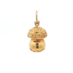 Colgante con diamante en forma de seta, de oro amarillo macizo de 18k, con textura detallada y relieve