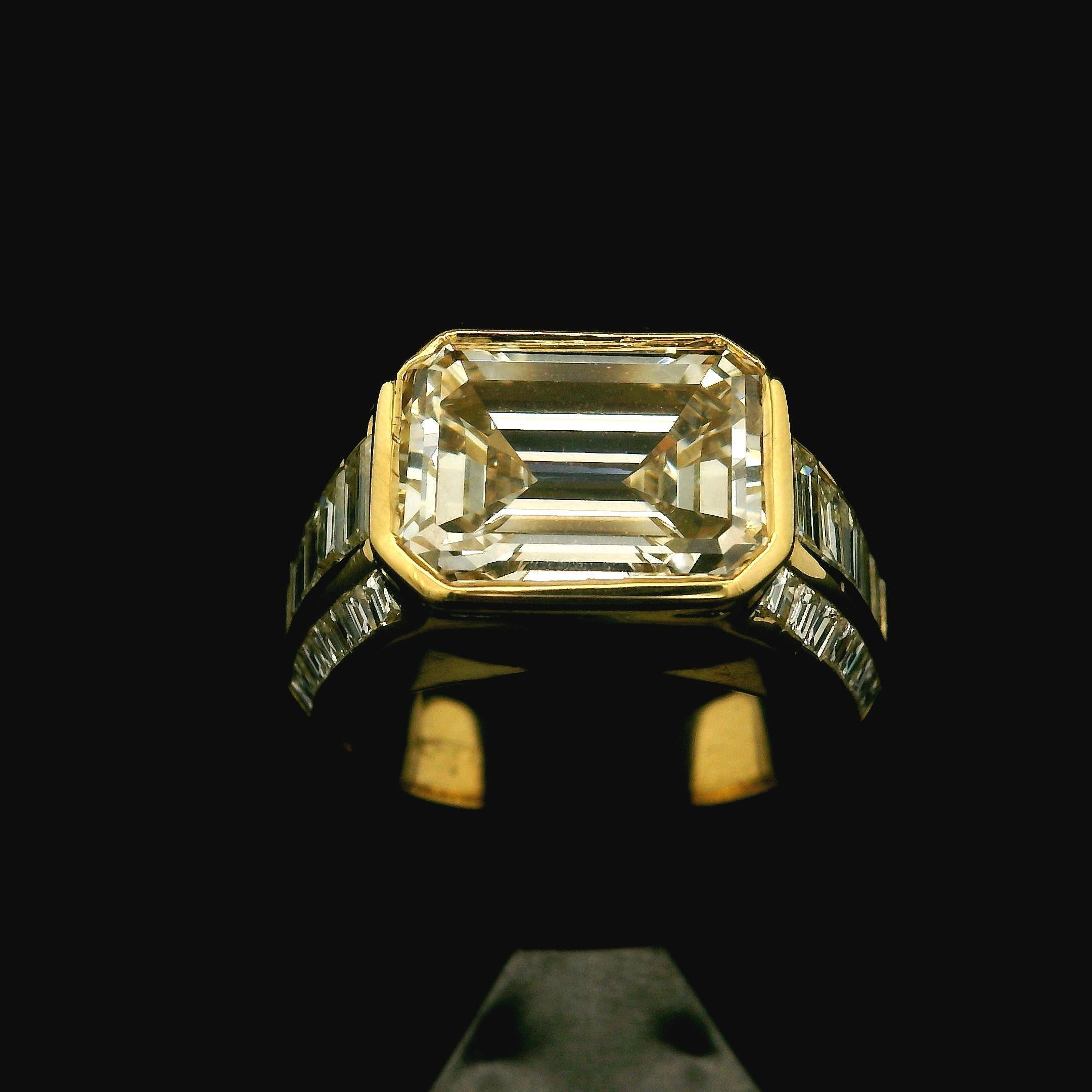 Bague fantaisie en or jaune massif 18 carats avec diamants taille émeraude 6,57 carats certifiés GIA Excellent état - En vente à Montclair, NJ