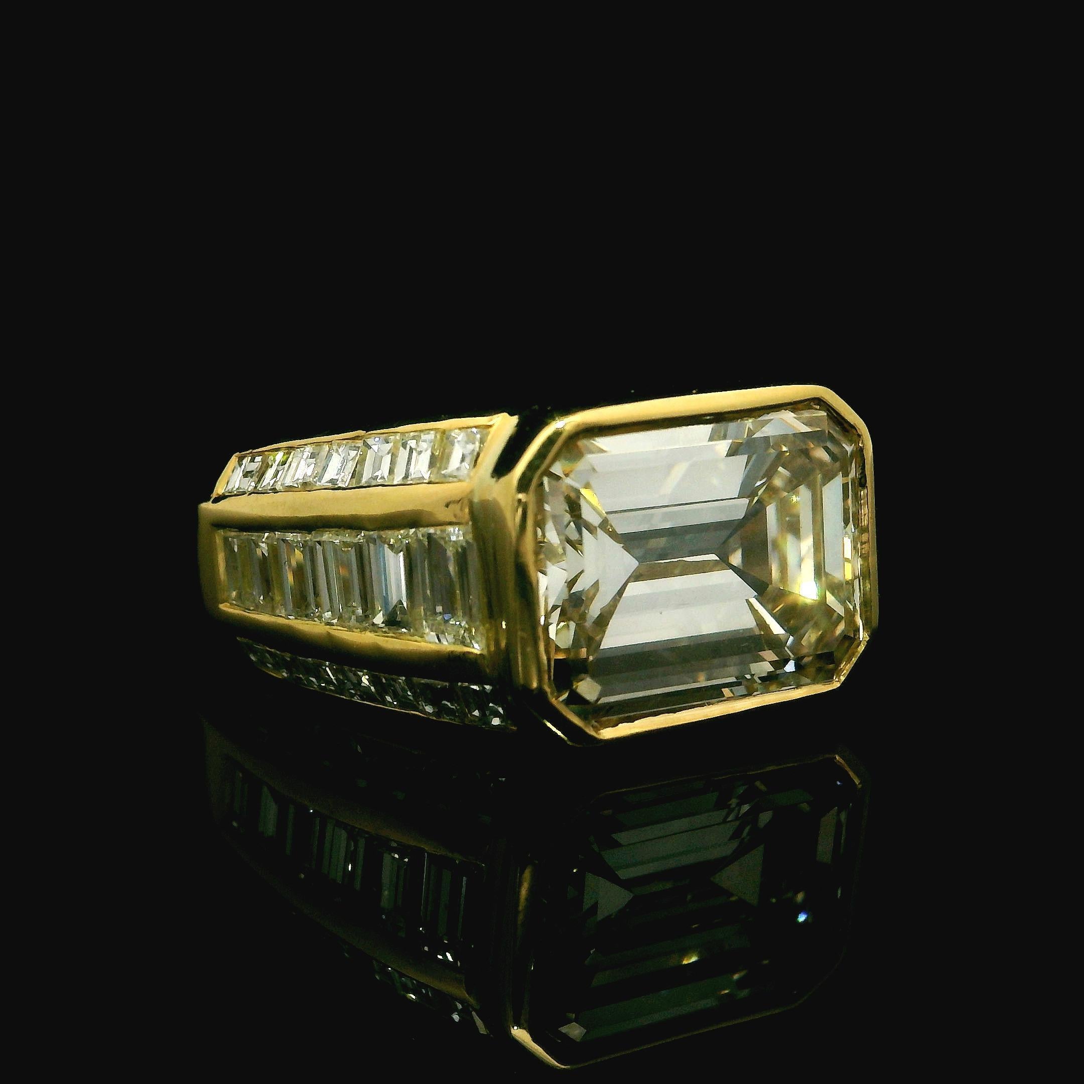 Bague fantaisie en or jaune massif 18 carats avec diamants taille émeraude 6,57 carats certifiés GIA en vente 1
