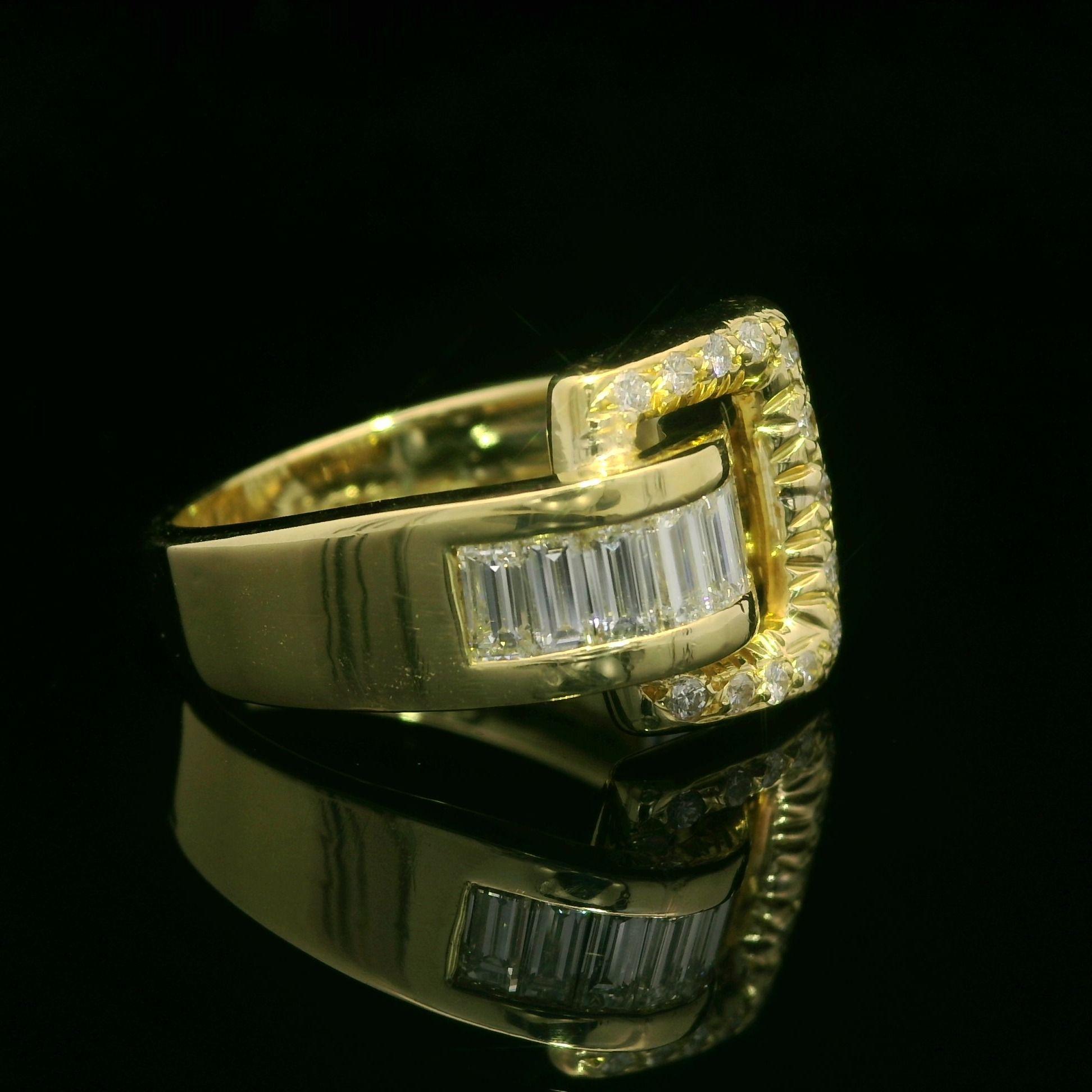 Taille baguette Bague à boucle de 12,9 mm en or jaune massif 18 carats de haute qualité avec diamants de 1,60 ctw en vente