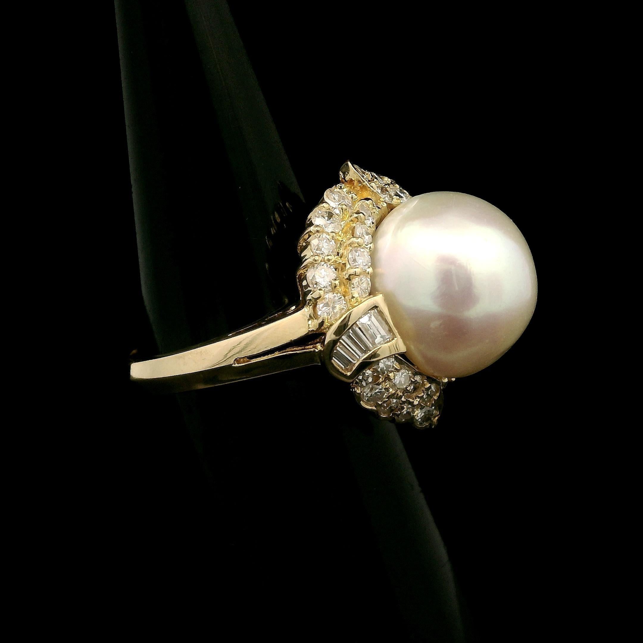 --Pierre(s) :...
(1) Perle de culture véritable - forme arrondie - couleur blanche avec des reflets roses - excellent lustre - 11.9x10.7mm (approx.)
(44) Diamants naturels authentiques - taille ronde, brillante et baguette - sertis à l'aide d'une