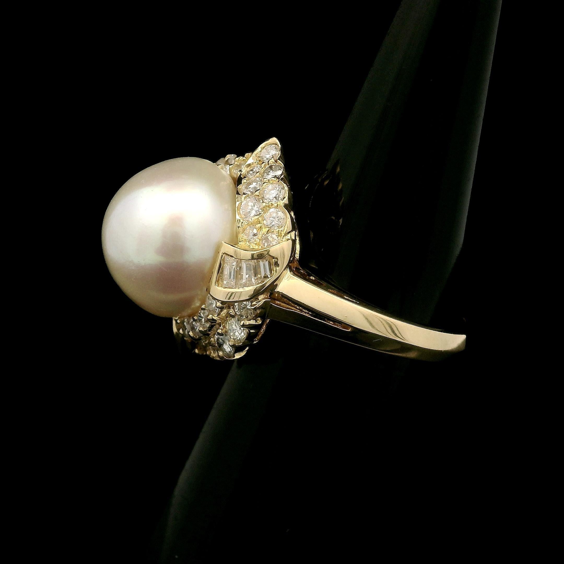 Taille ronde Bague de cocktail en or jaune massif 18k à large perle et diamant de 0,70ctw avec halo évasé en vente