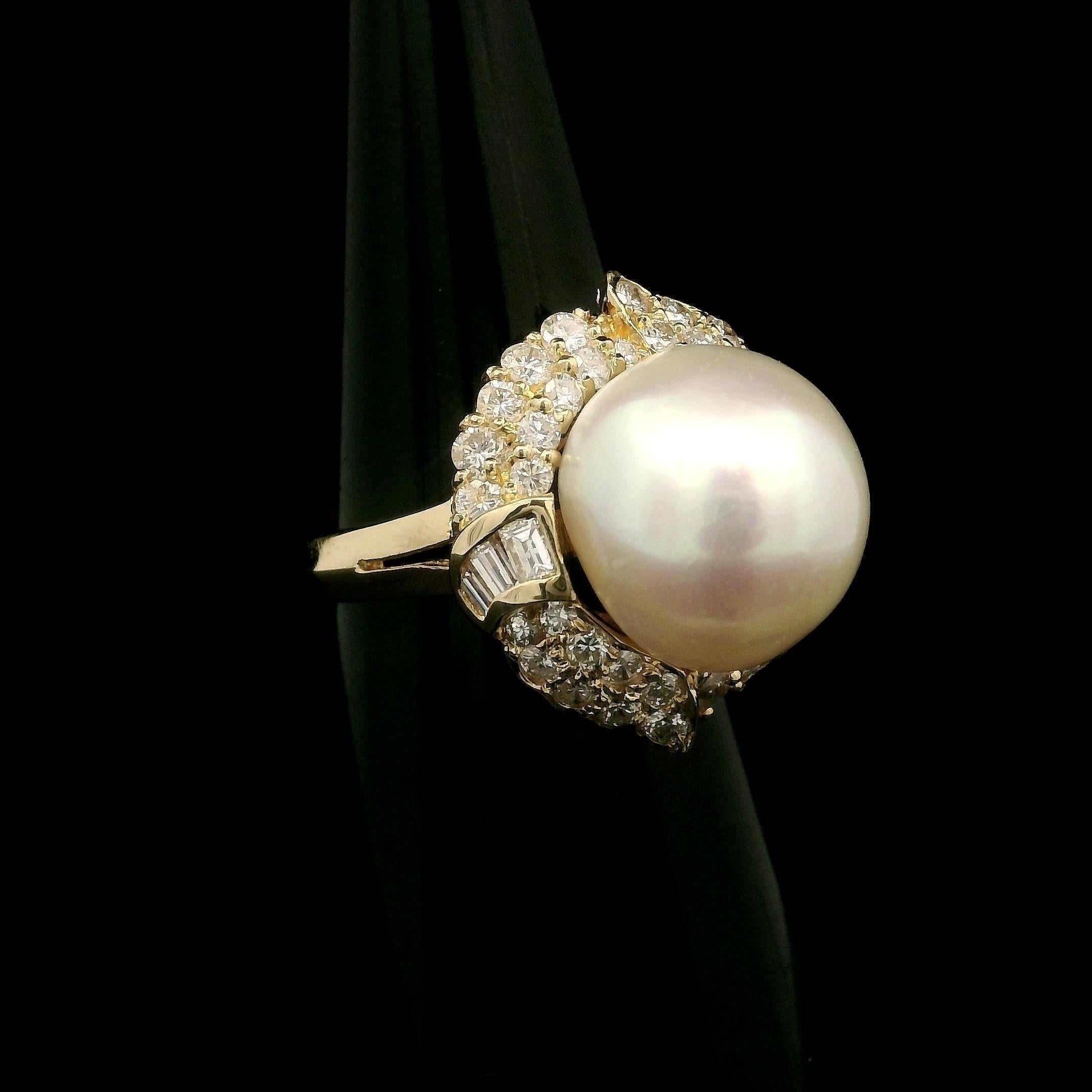 Bague de cocktail en or jaune massif 18k à large perle et diamant de 0,70ctw avec halo évasé Excellent état - En vente à Montclair, NJ
